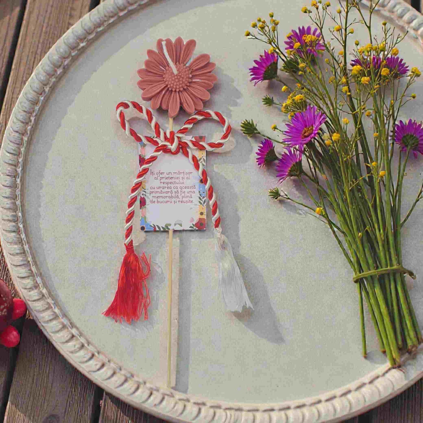 Martisoare handmade, lumanari margarete din ceara naturala de soia, cu mesaj de primavara.