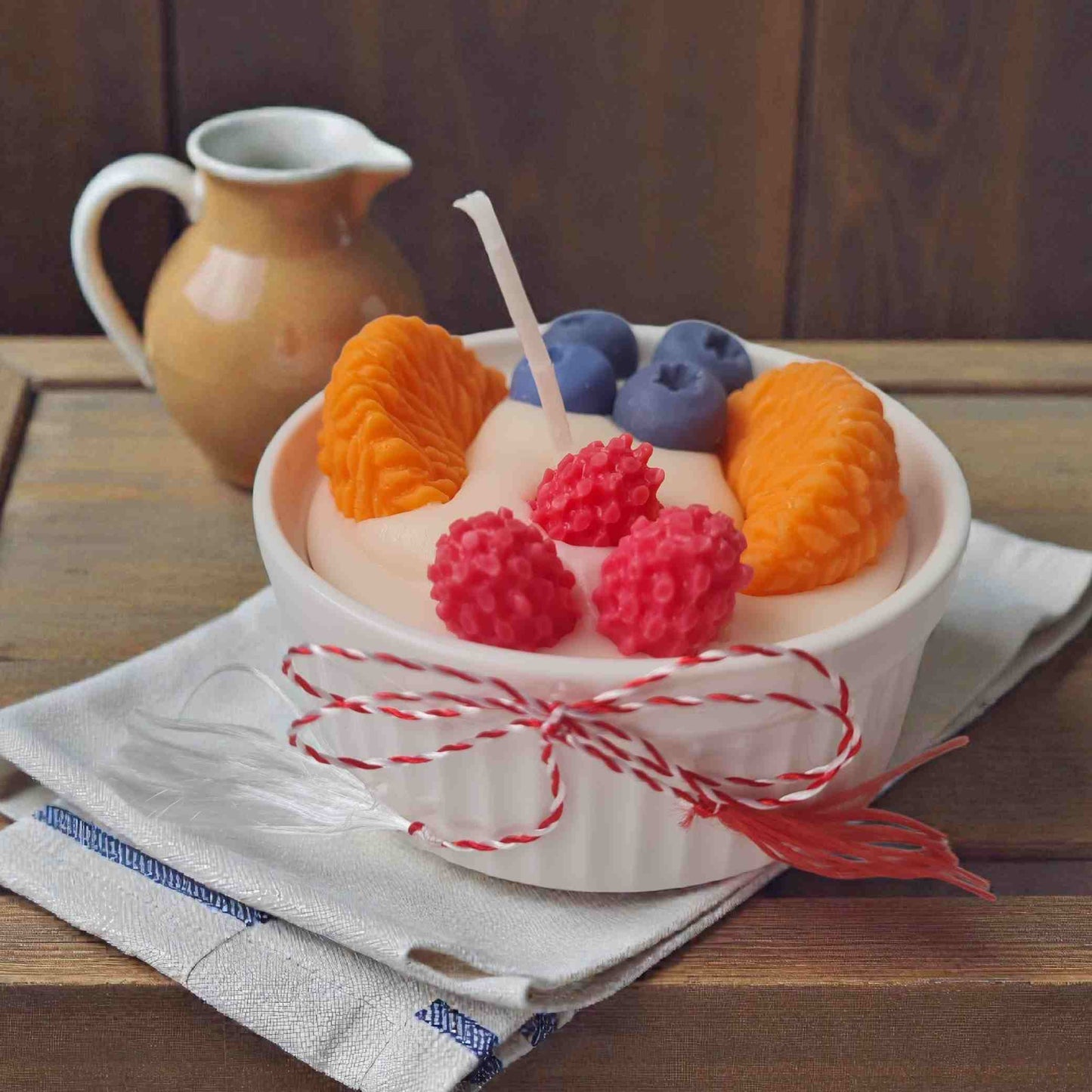 Martisoare lumanari tip desert, parfumate, cu snur de martisor, realizate manual.