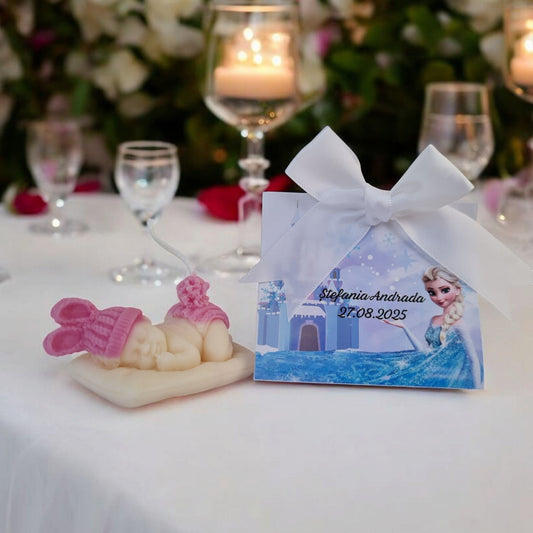 Marturii botez fetita, lumanare bebelus roz cu ambalaj Elsa personalizat.