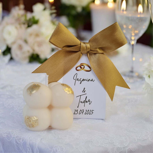 Marturii de nunta, lumanare bubble cu foita de aur, eticheta personalizata si fundita aurie.