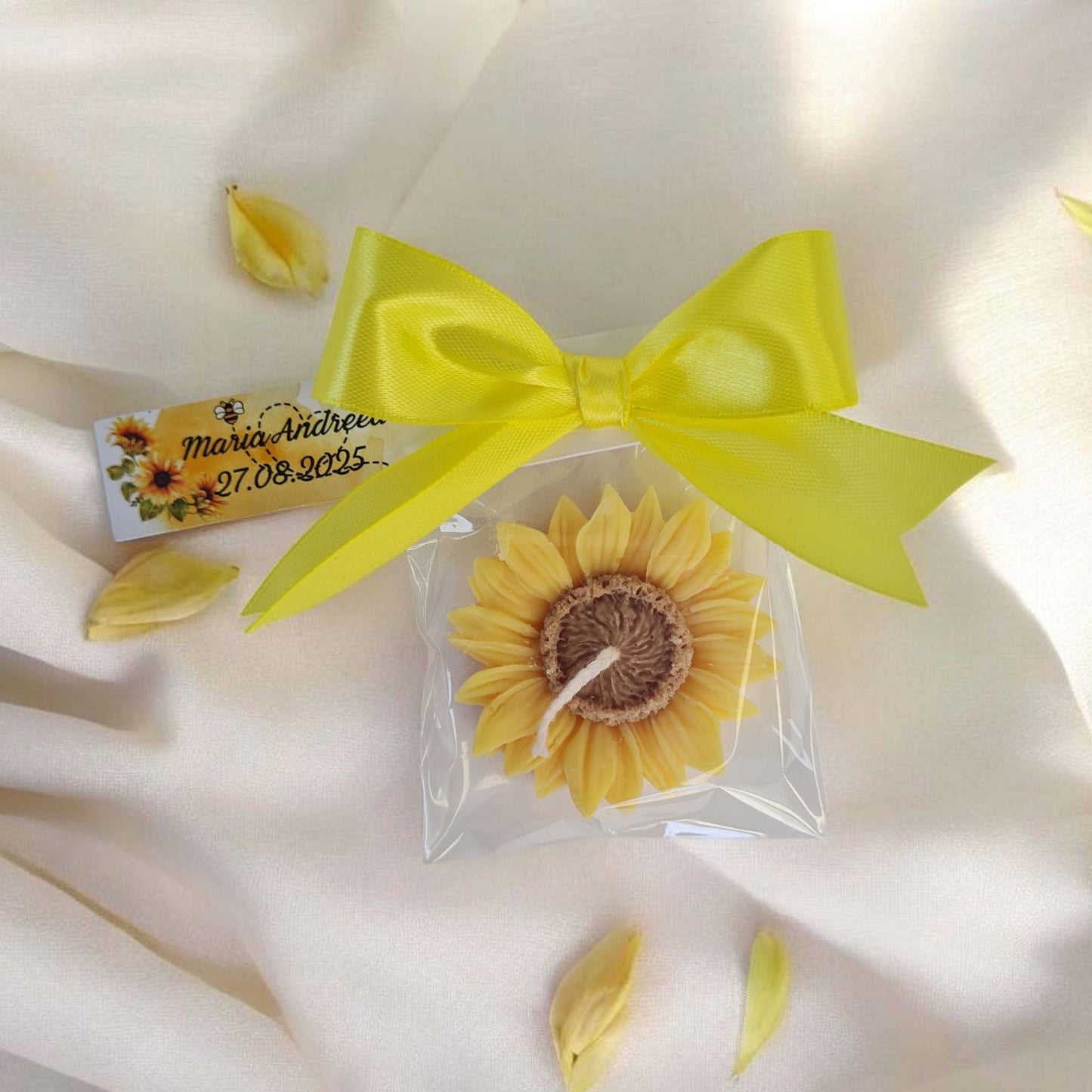Marturii de botez, floarea soarelui in ambalaj cu fundita de satin galbena i eticheta personalizata.