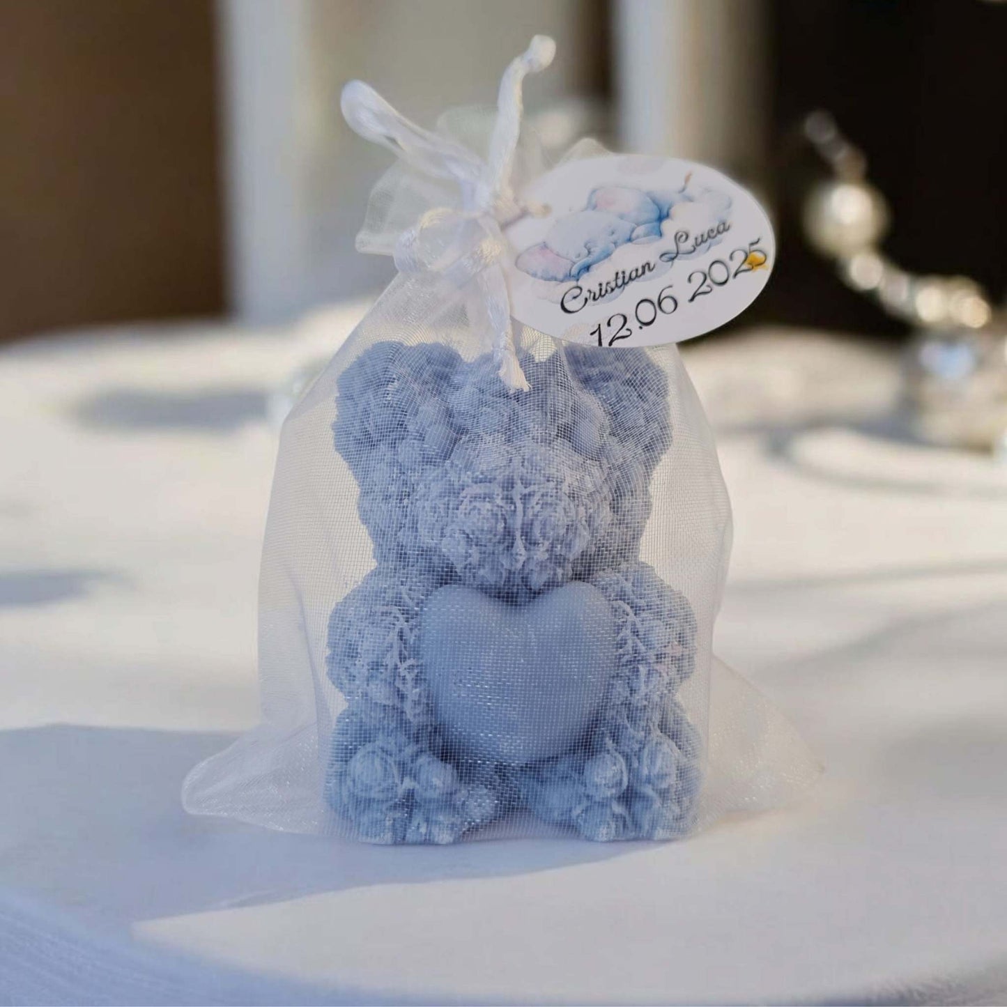 Marturii de botez fetita, lumanare usrulet trandafiri albastri din ceara de soia in saculet cu eticheta personalizata.