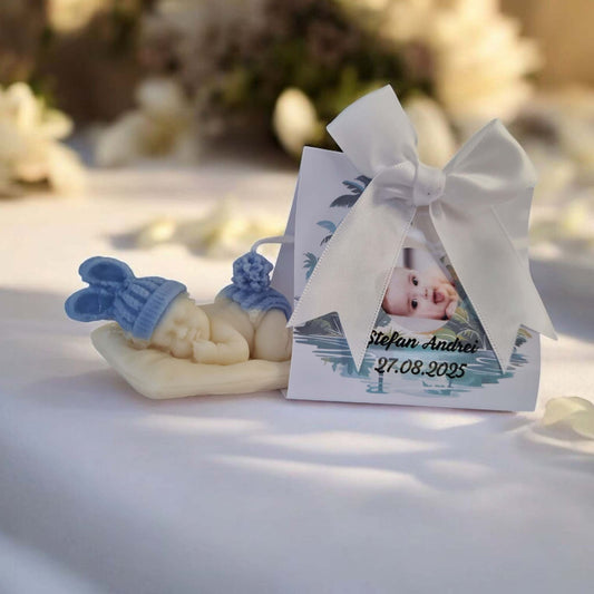 Marturii de botez baiat, lumanare bebelus din ceara de soia si ambalaj personalizat cupoza bebelusului