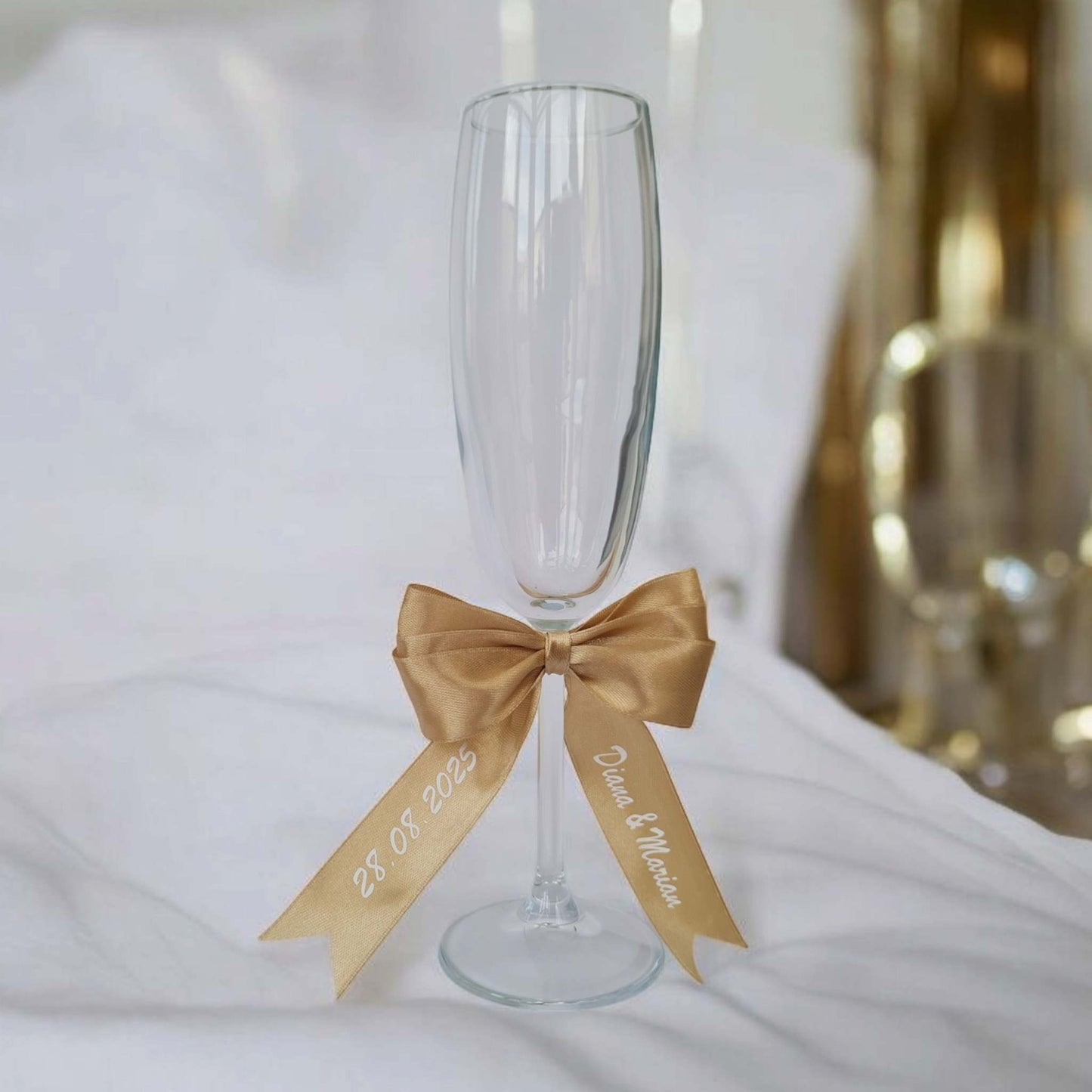 Pahar sampanie de nunta, pentru nasi si miri, cu fundita aurie de satin personalizata text.