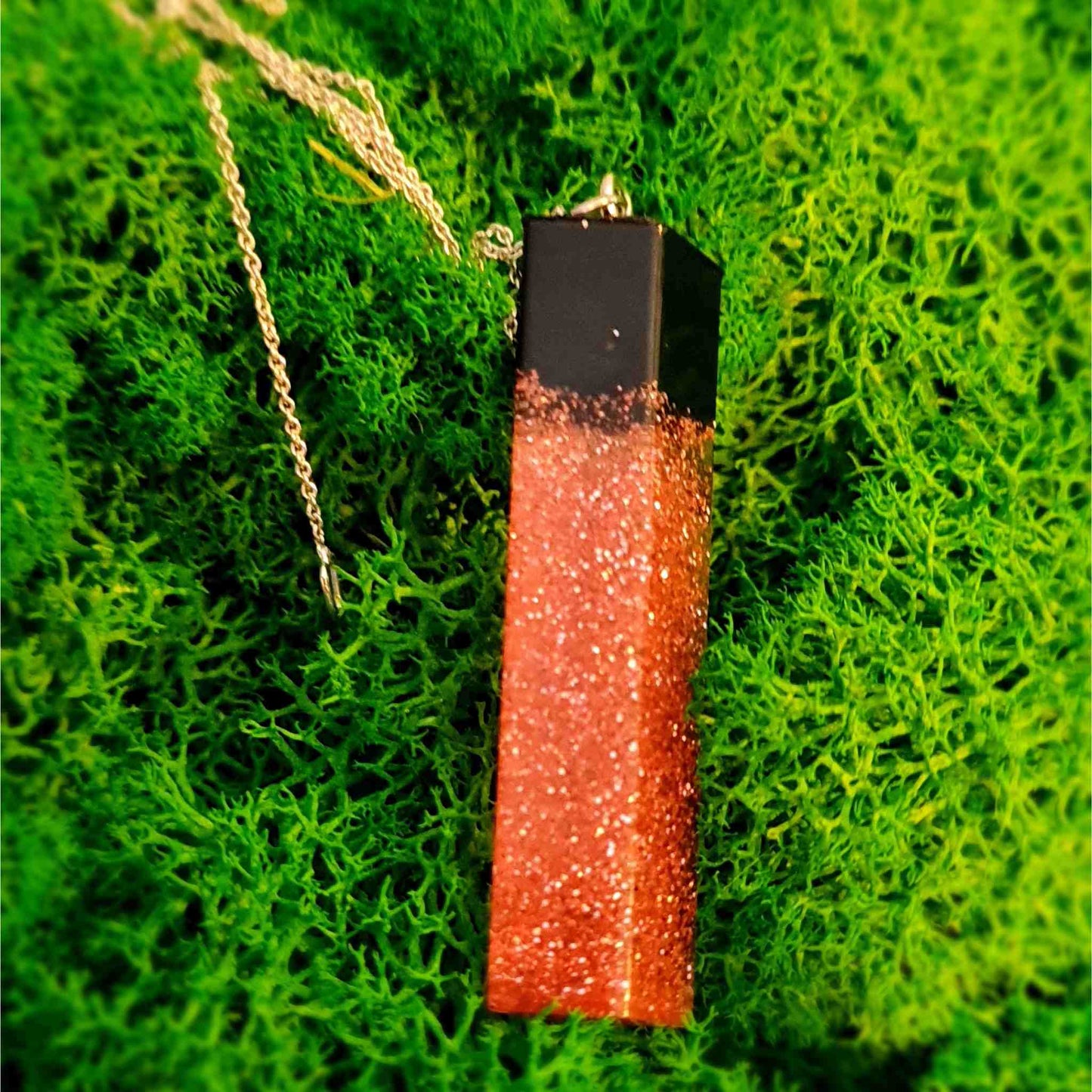 Pandantiv roz, cu sclipici si lantisor de argint, handmade. Cadou unic pentru iubita, mama, sotie.