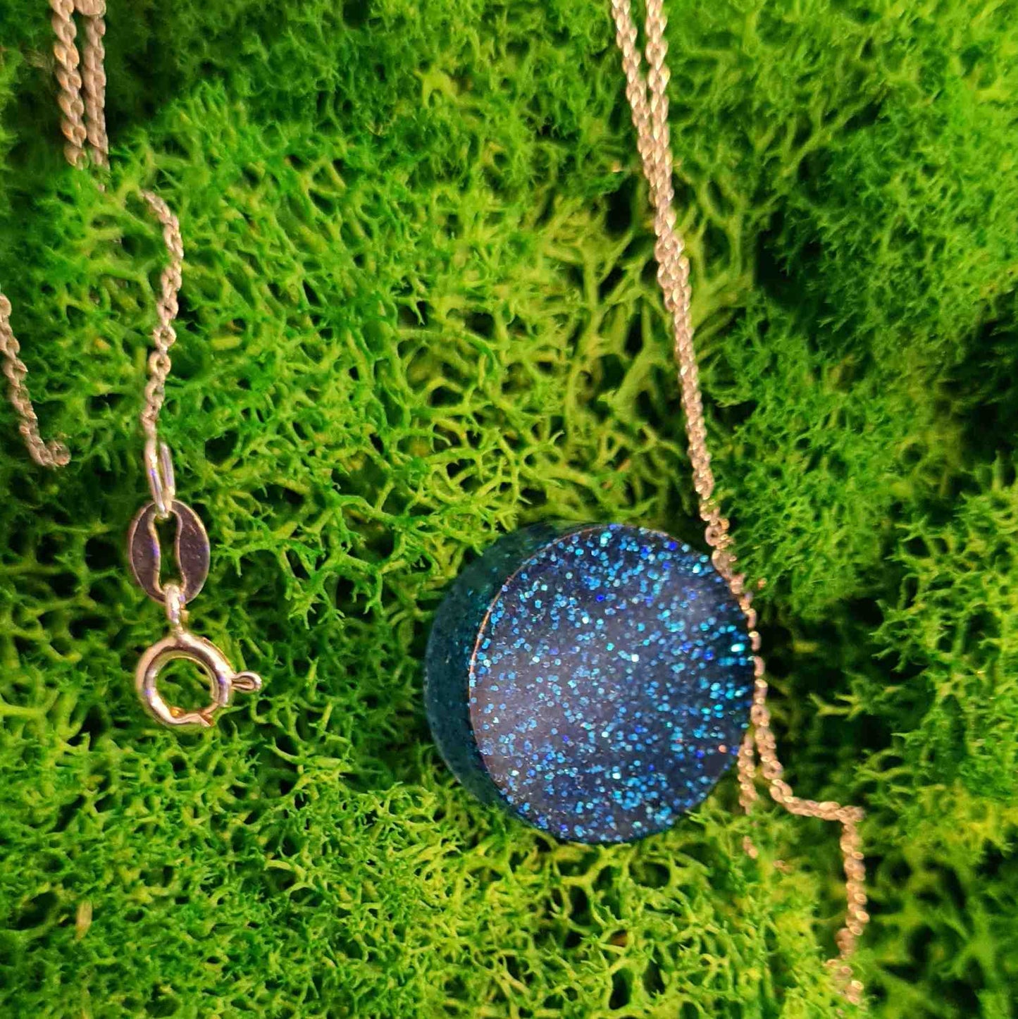 Pandantiv rotund cu sclipici, albastru si lantisor de argint, lucrat manual, fiind un cadou unic pentru iubita.