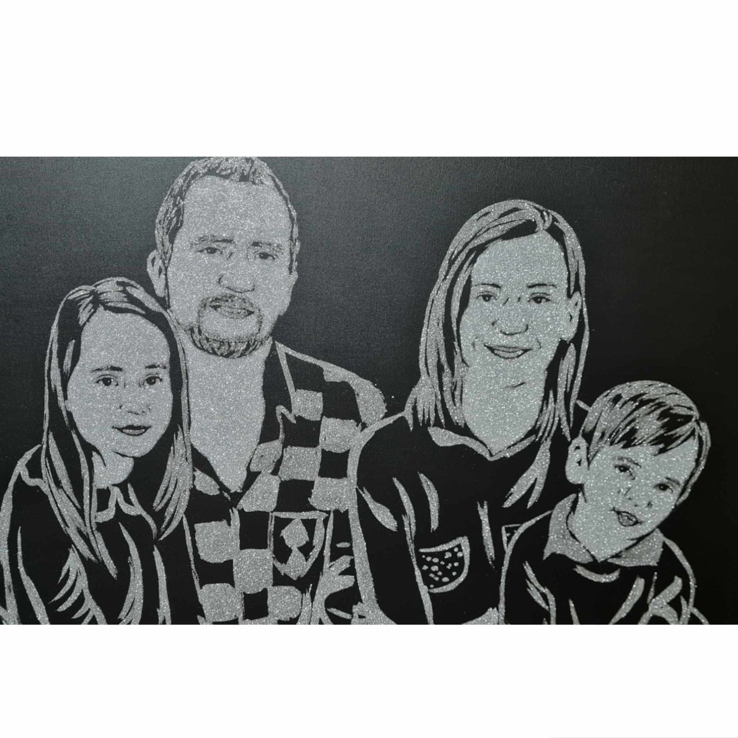 Tablou cu sclipici de familie cu dimensiunea de 50x70, pictat manual si personalizat dupa poza clientului pe panza canvas.