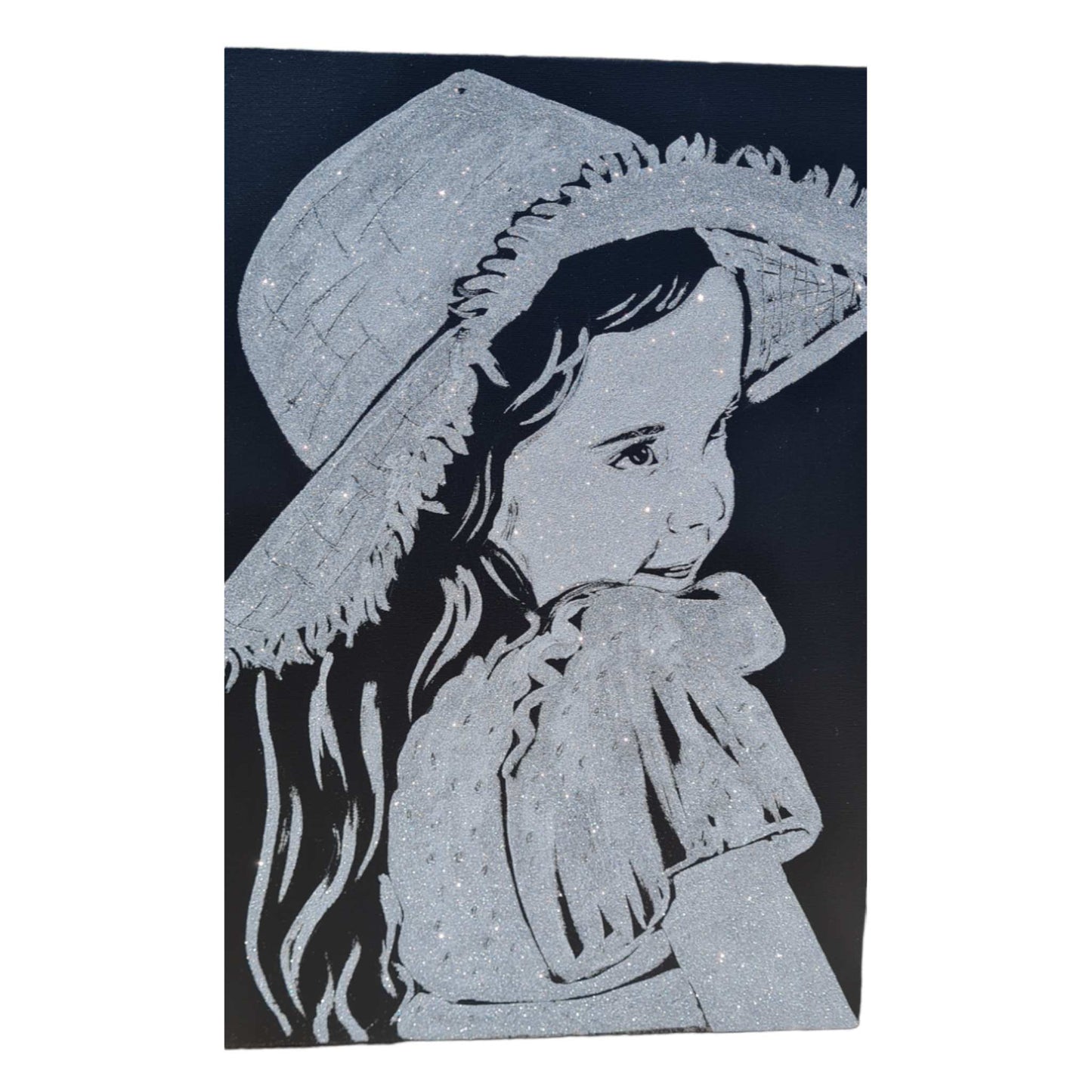 Tablou personalizat cu sclipici argintiu dupa poza unei fetite cu palarie, pictat manual pe o panza canvas de 50x70 cm.