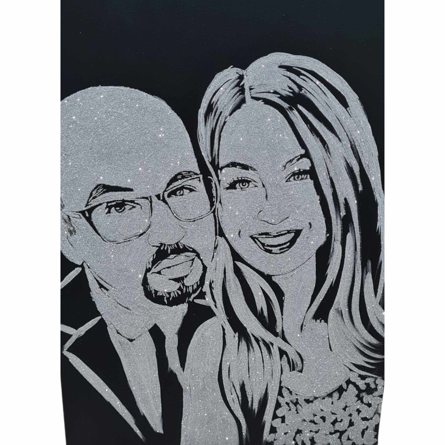Portret cu sclipici argintiu, personalizat dupa poza unui cuplu de indragostiti , cu dimensiunea de 50x70 cm.