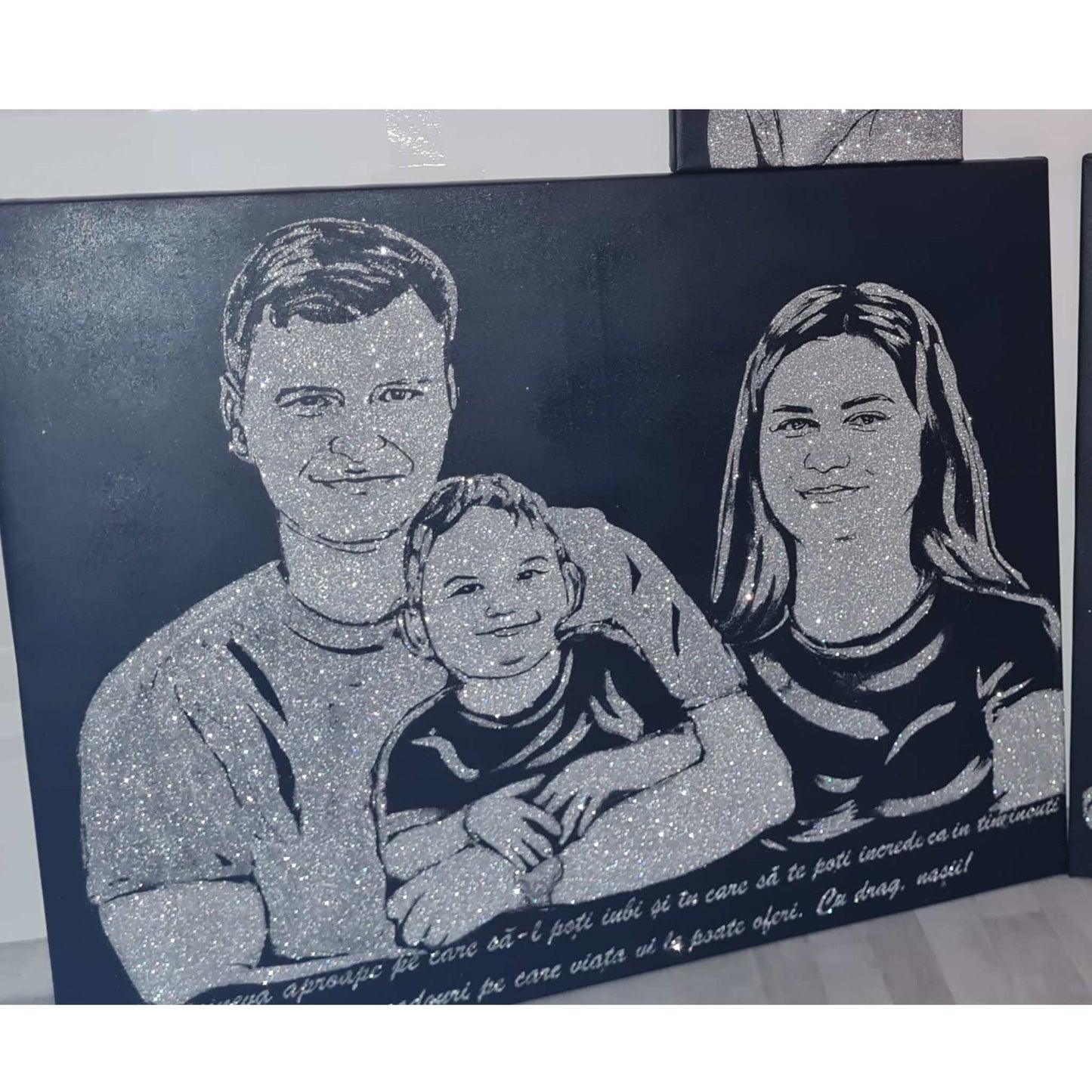 Portret cu sclipici argintiu cu 3 persoane si text personalizat pictat manual dupa poza clientului.