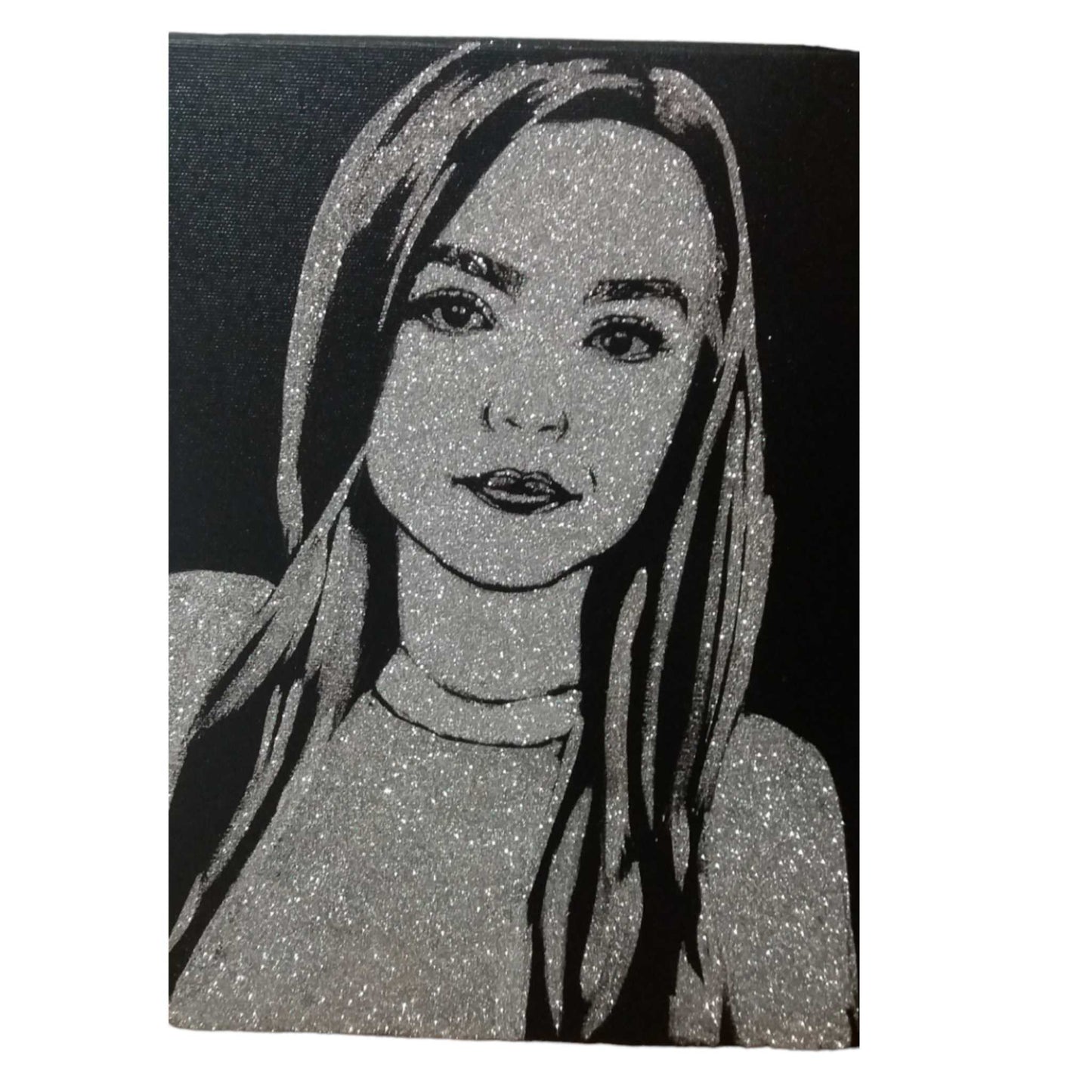 Portret cu sclipici argintiu, pictat manual, format A3 si personalizat dupa poza iubitei pe panza canvas.