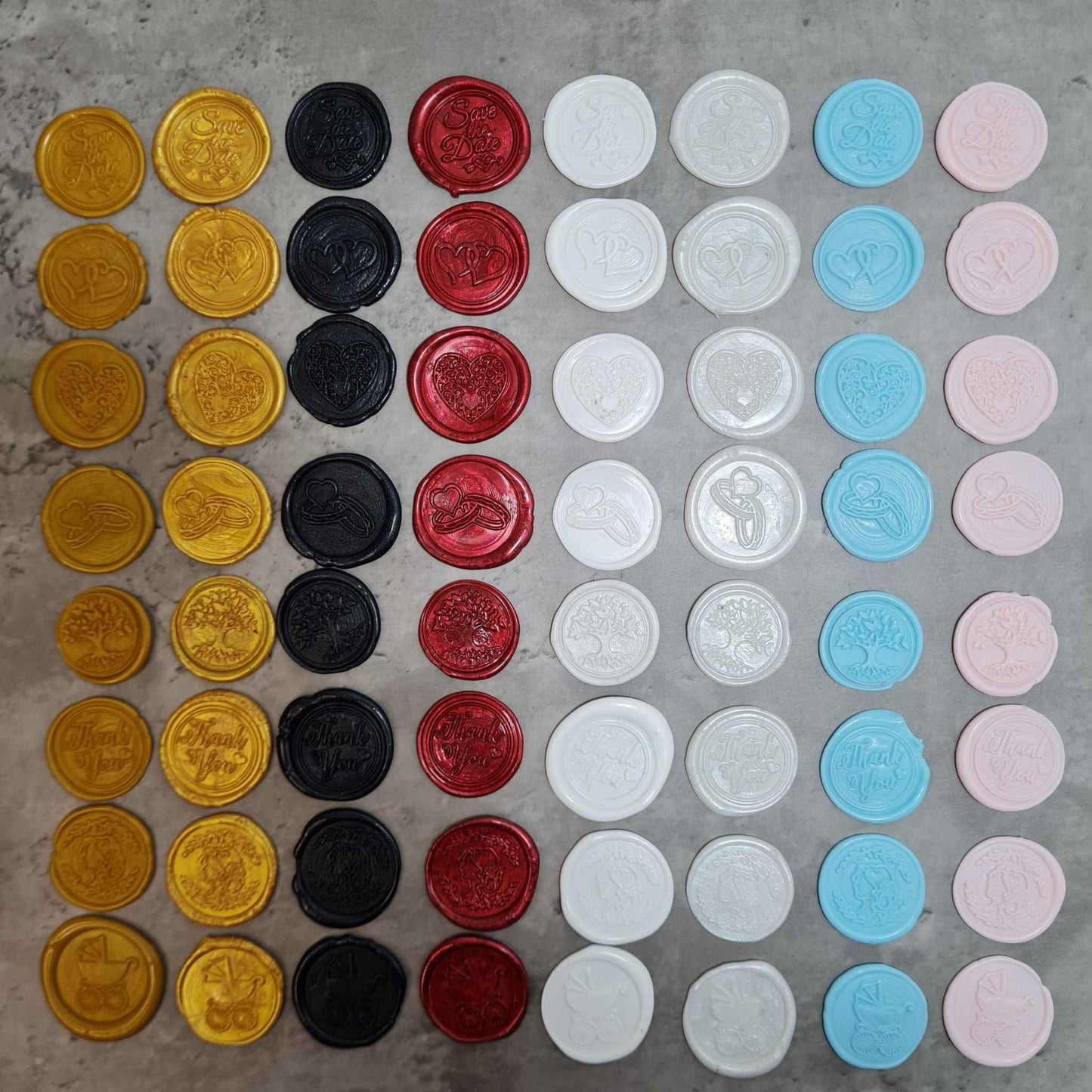 Sigilii de ceara de diverse culori si modele, pentru invitatiile de nunta.