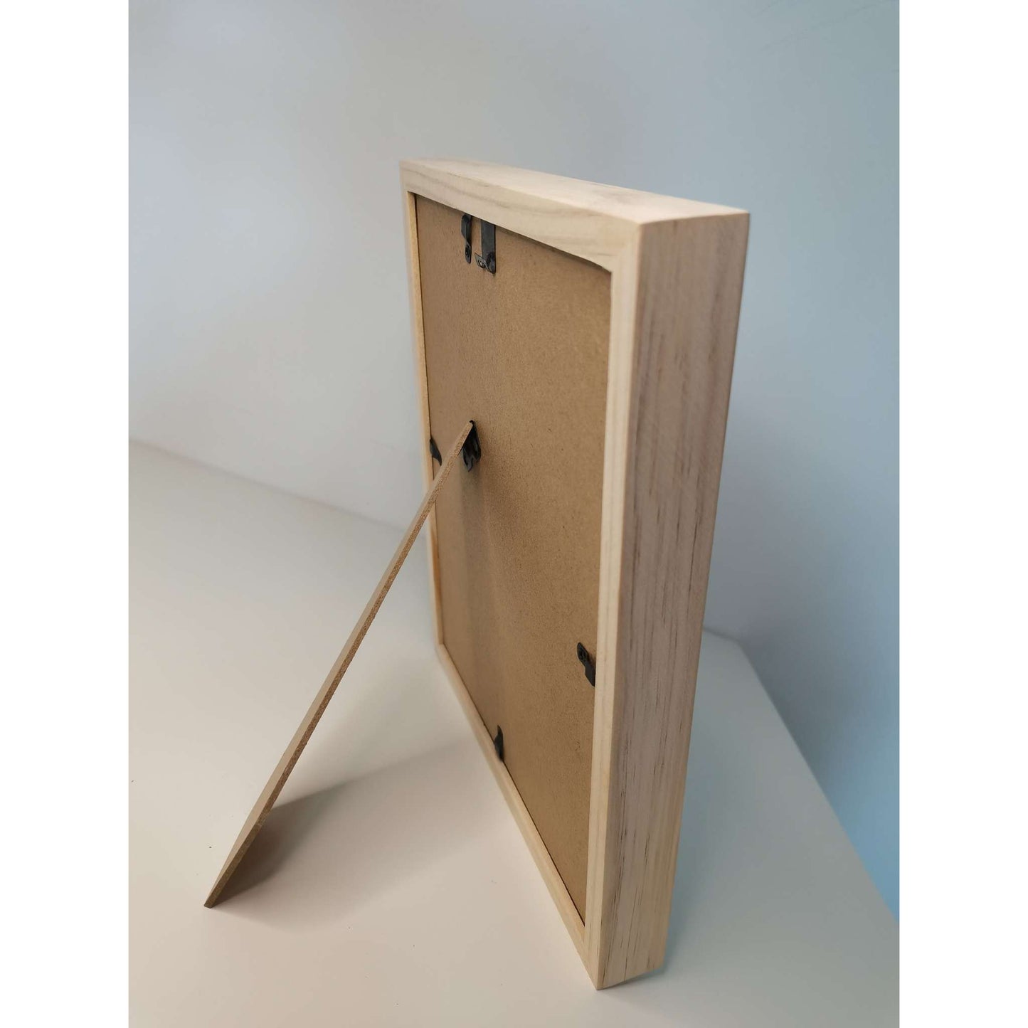 Spate tablou cu licheni naturali cu talpite de bebelus si text personalizat.