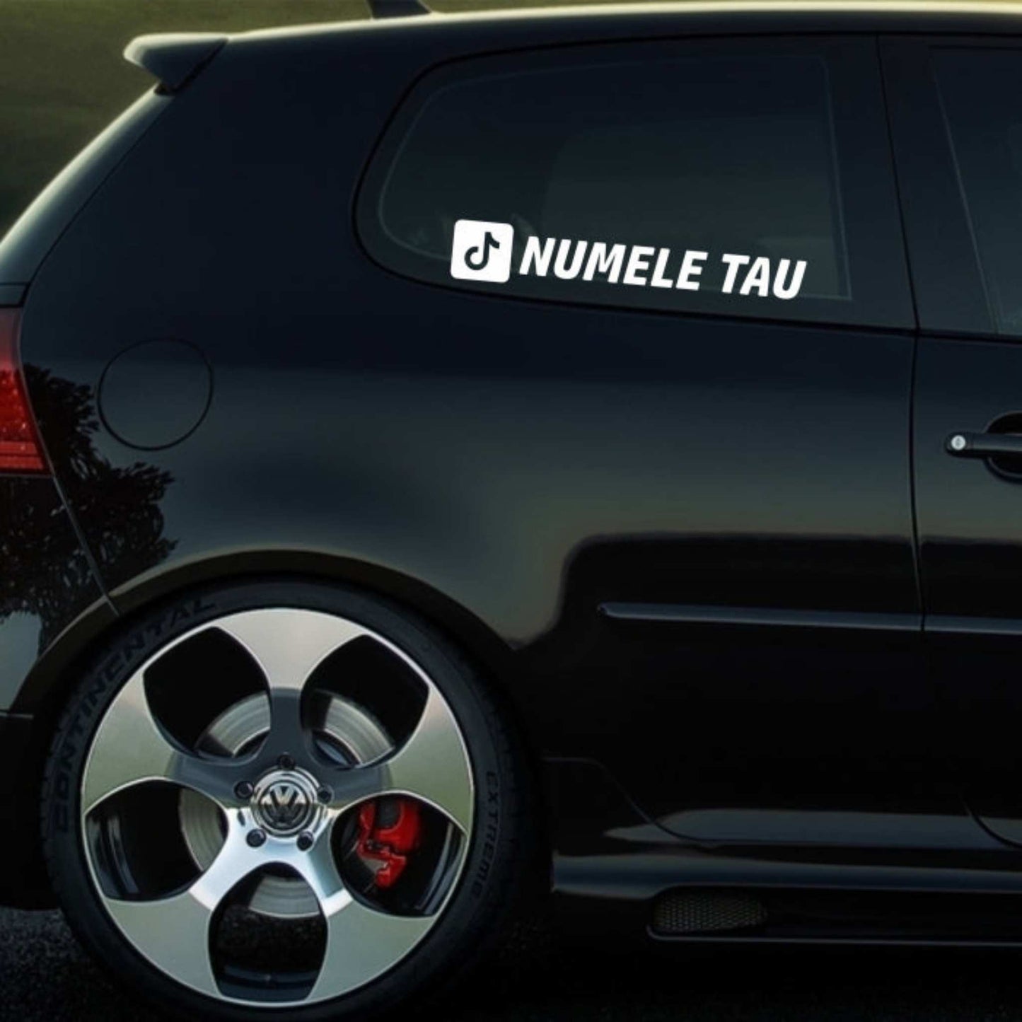 Sticker auto personalizat cu adresa de Tiktok a clientului, din autocolant Oracal alb, cu inaltimea de 3 cm.