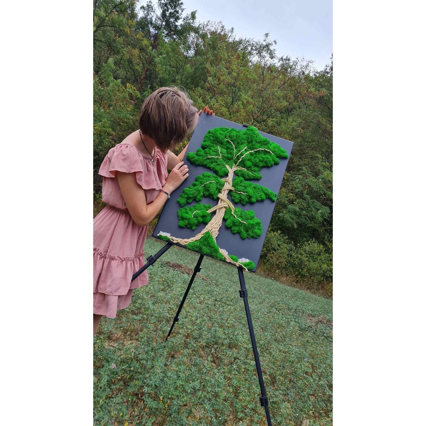 Tablou cu licheni naturali, stabilizati si artistul acestui tablou cu licheni mare de 50x70 cm si sfoara impletita manual.