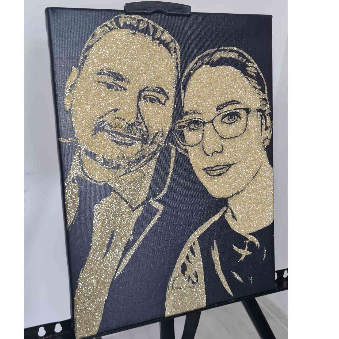 Tablou cu sclipici auriu, de nunta, pictat manual, format A3, mire si mireasa. Cadaou de nunta sau cadou nasi.