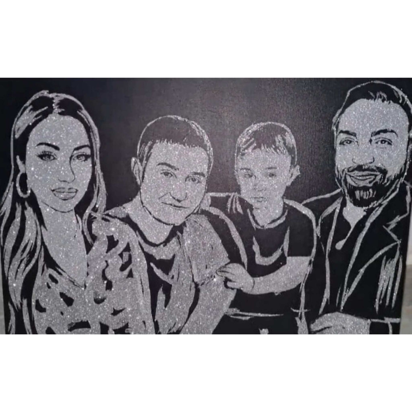 Tablou cu sclipici de familie cu doi copii, pictat manual si personalizat dupa poza clientului pe panza canvas.