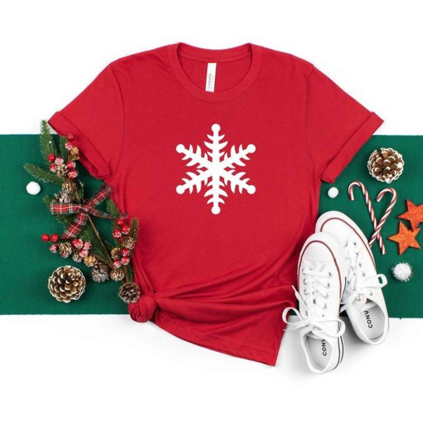 Tricou de Craciun, rosu, 100% bumbac, personalizat cu imprimeu de Craciun "Fulg de zapada". Tricou de Craciun.