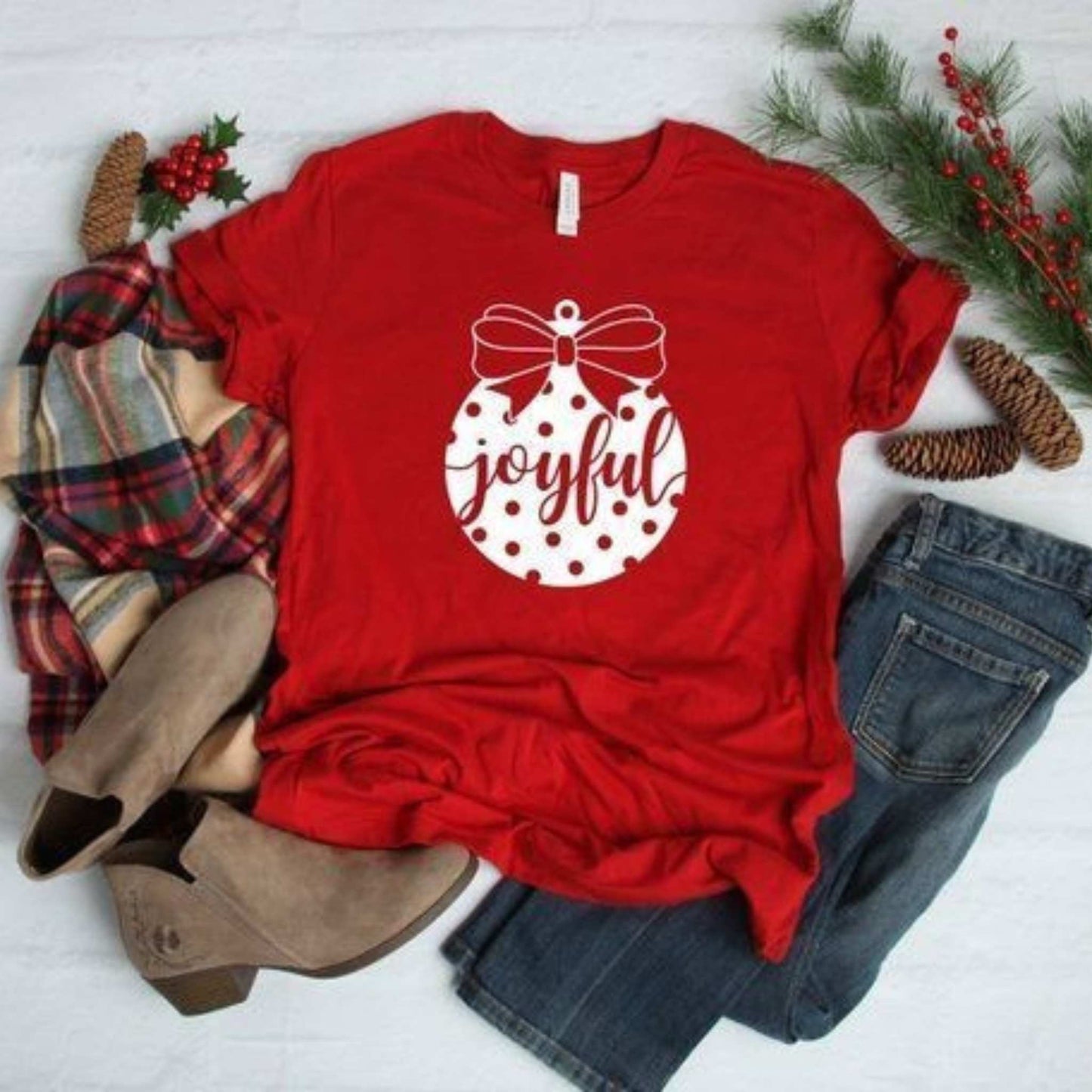 Tricou de Craciun, rosu, personalizat cu textul "Joyful", 100 bumbac. Imprimeu de Craciun.