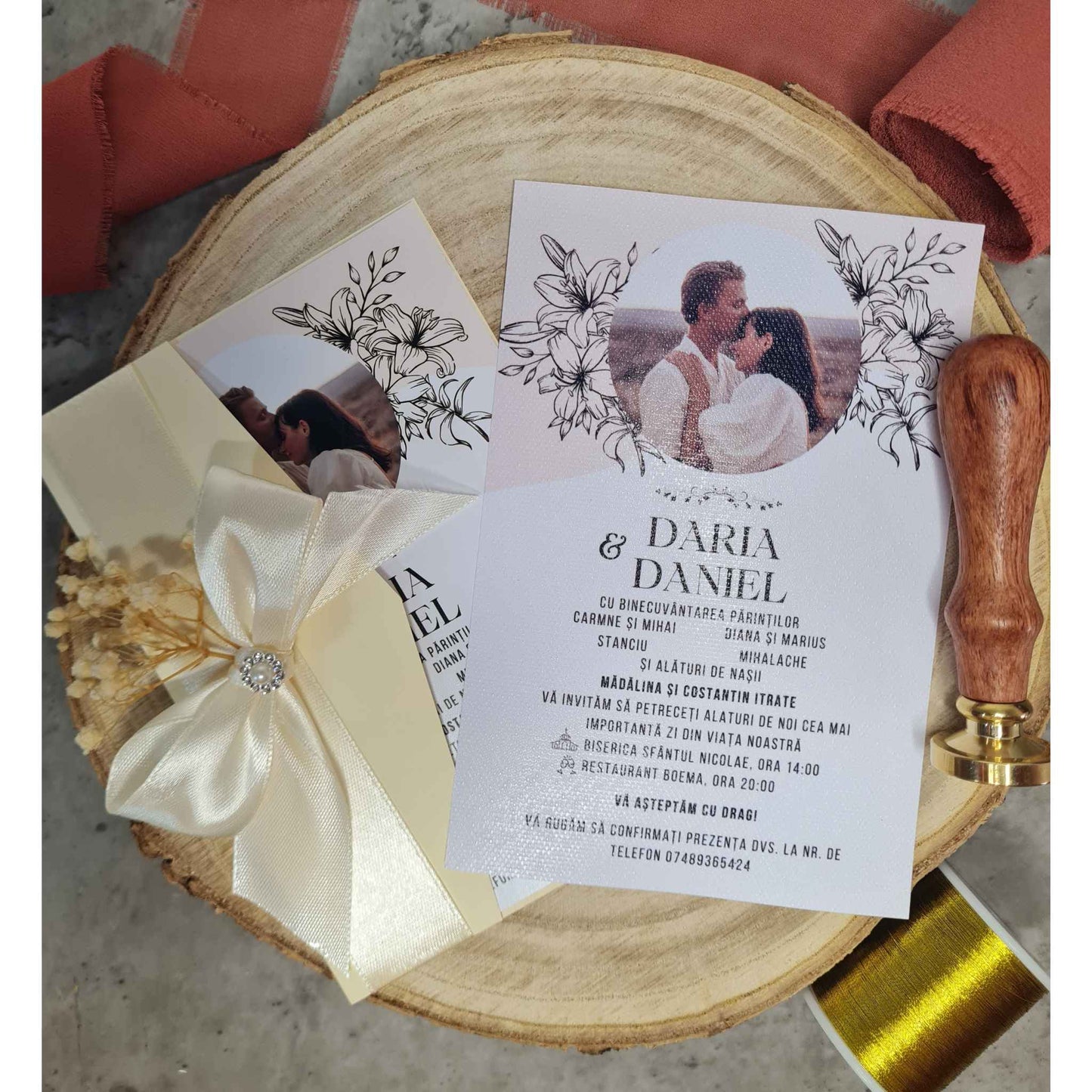 Invitatii de nunta cu fundita si panglica de satin, alba si flori naturale uscate.