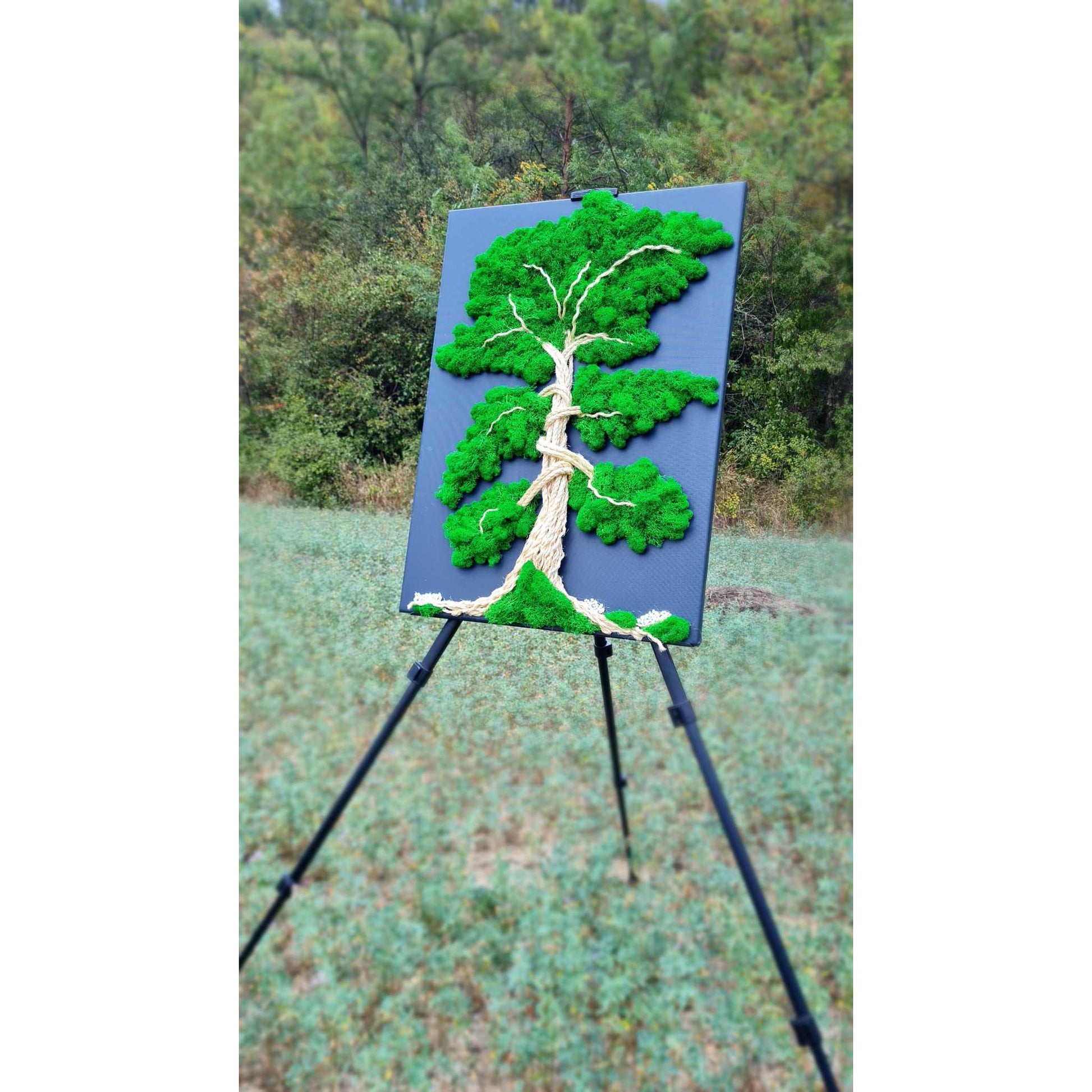 Decor natural cu licheninaturali si sfoara impletita handmade, ilustrand un copac 3D impresionant.