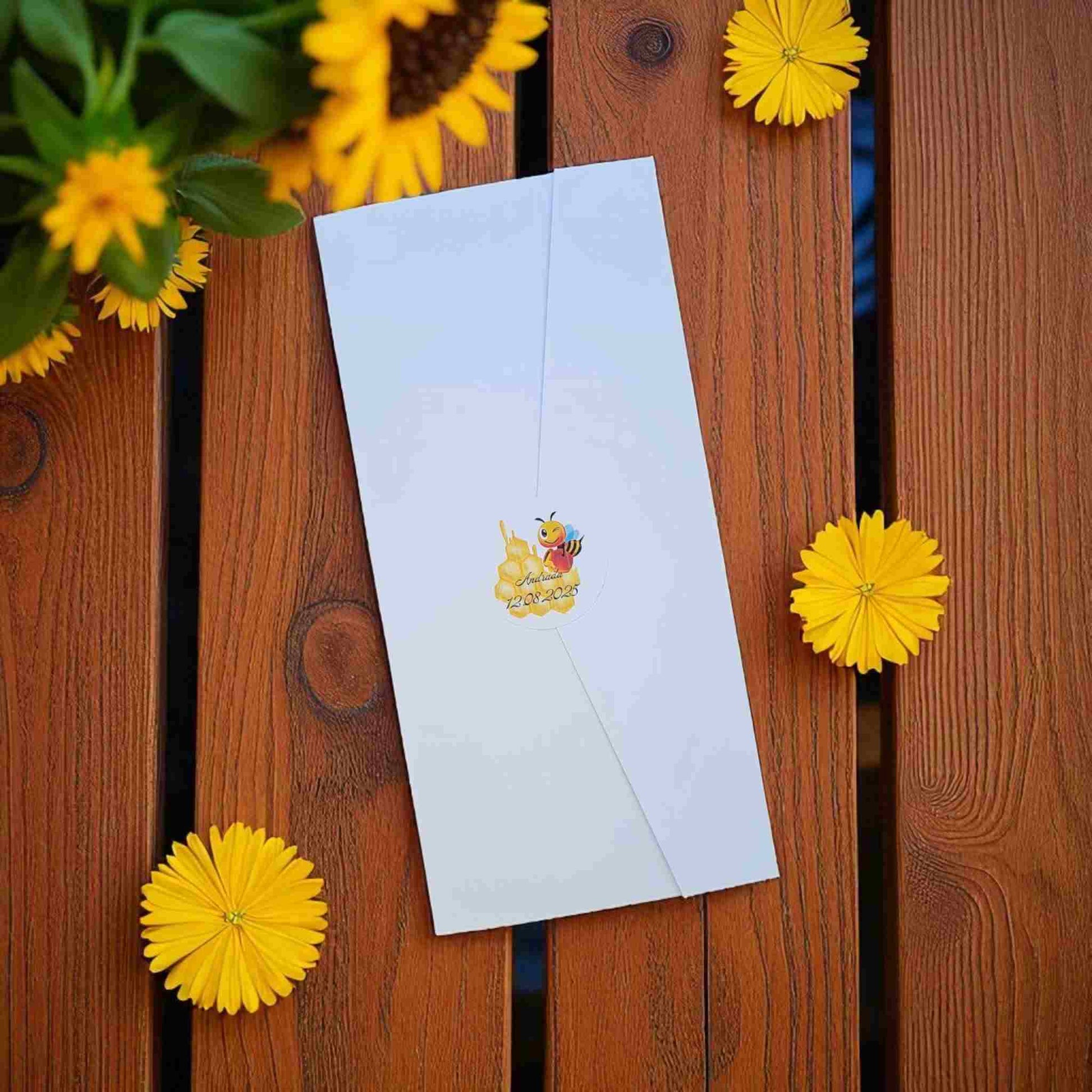Invitatie de botez ieftine, model cu  fagure si albinute, cu plic inclus. Invitatii ieftine de botez.