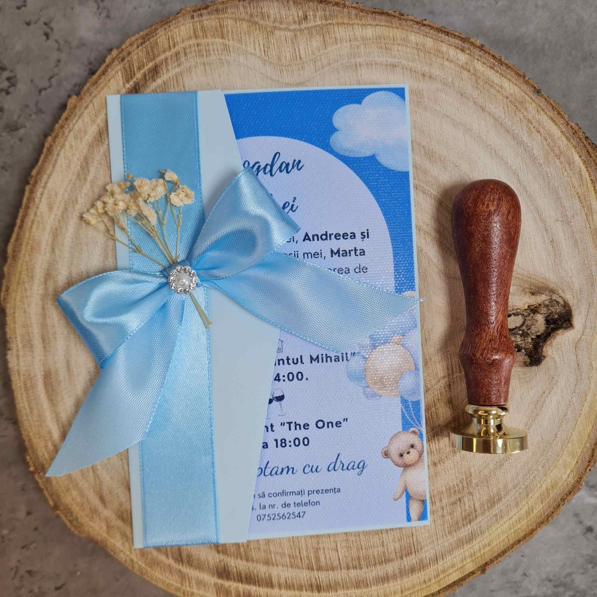 Invitatie de botez, baiat, cu carton texturat Premium, albastru, flori uscate naturale si fundita de satin.