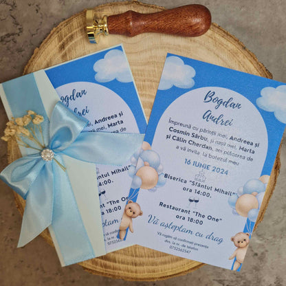 Invitatii de botez, baiat, cu ursulet, flori uscate, naturale si fundita de satin. Modele invitatii de botez 2024.