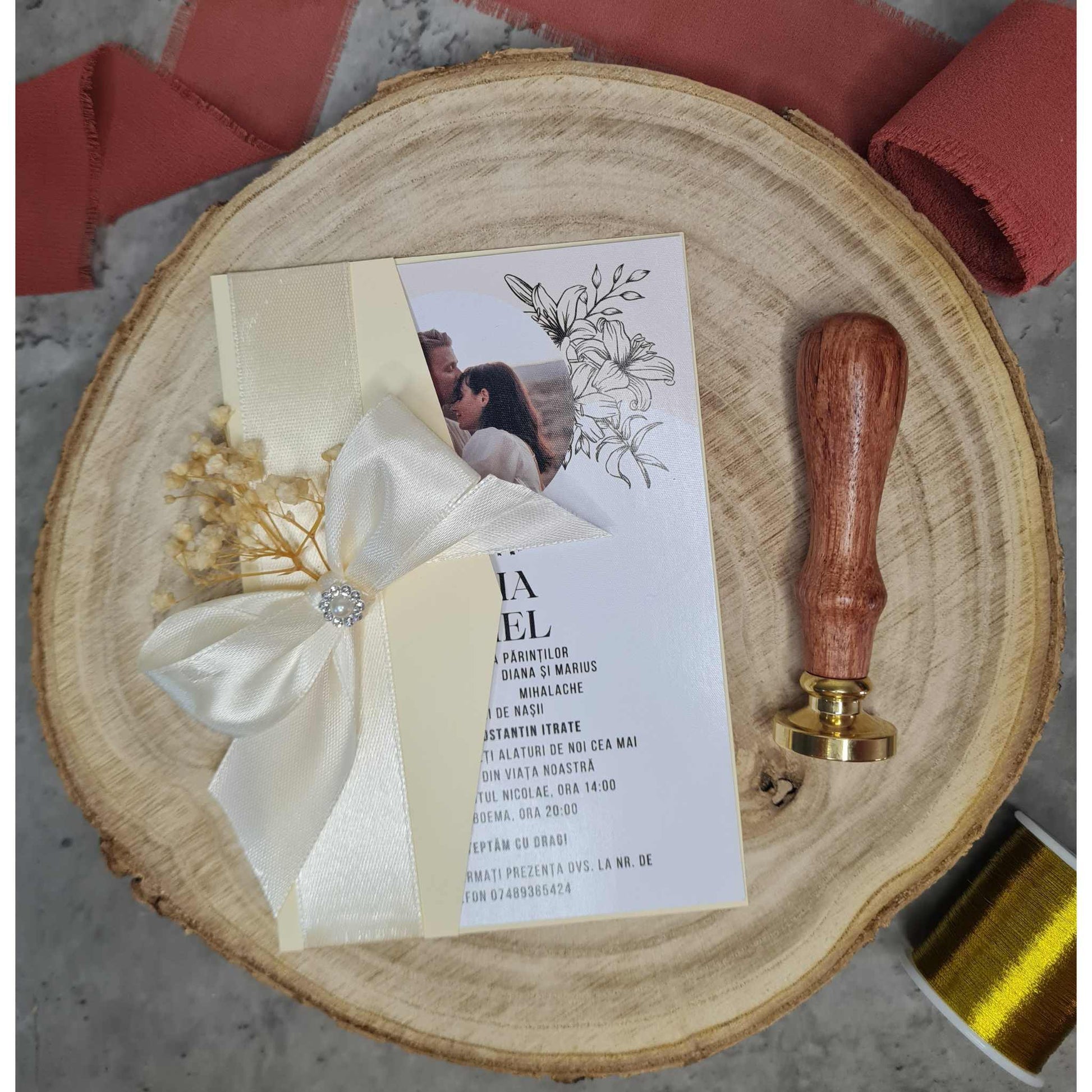 Invitatie de nunta cu flori uscate si fundita de satin alba, cu plic inclus.