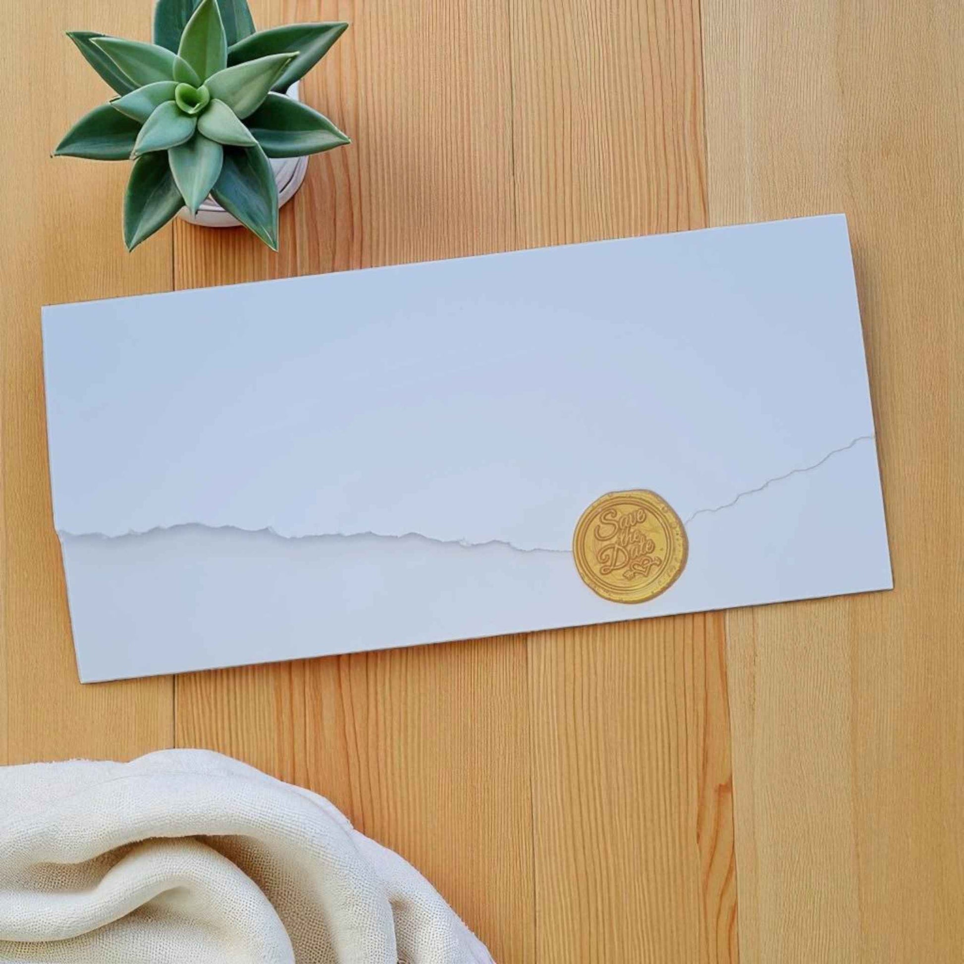 Invitatie de nunta, economica, ieftine, alba, cu sigiliu de ceara auriu.