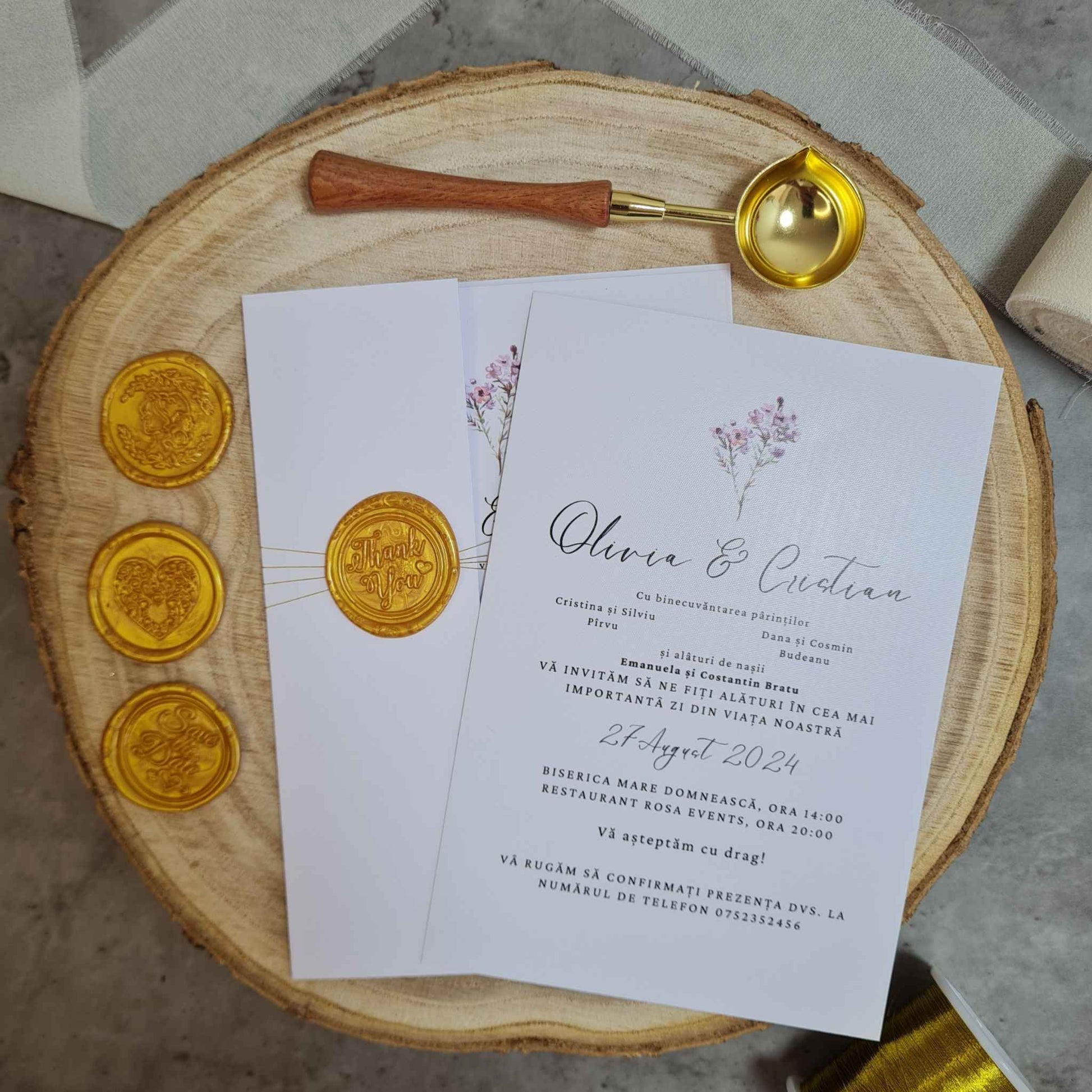 Invitatii de nunta cu carton texturat alb, sigiliu auriu "Thank you" si plic inclus.