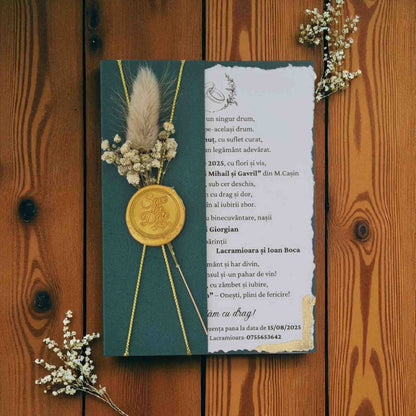 Invitatie de nunta verde smarald cu foita de aur, sigiliu de ceara auriu, flori uscate naturale si plic textura piele.