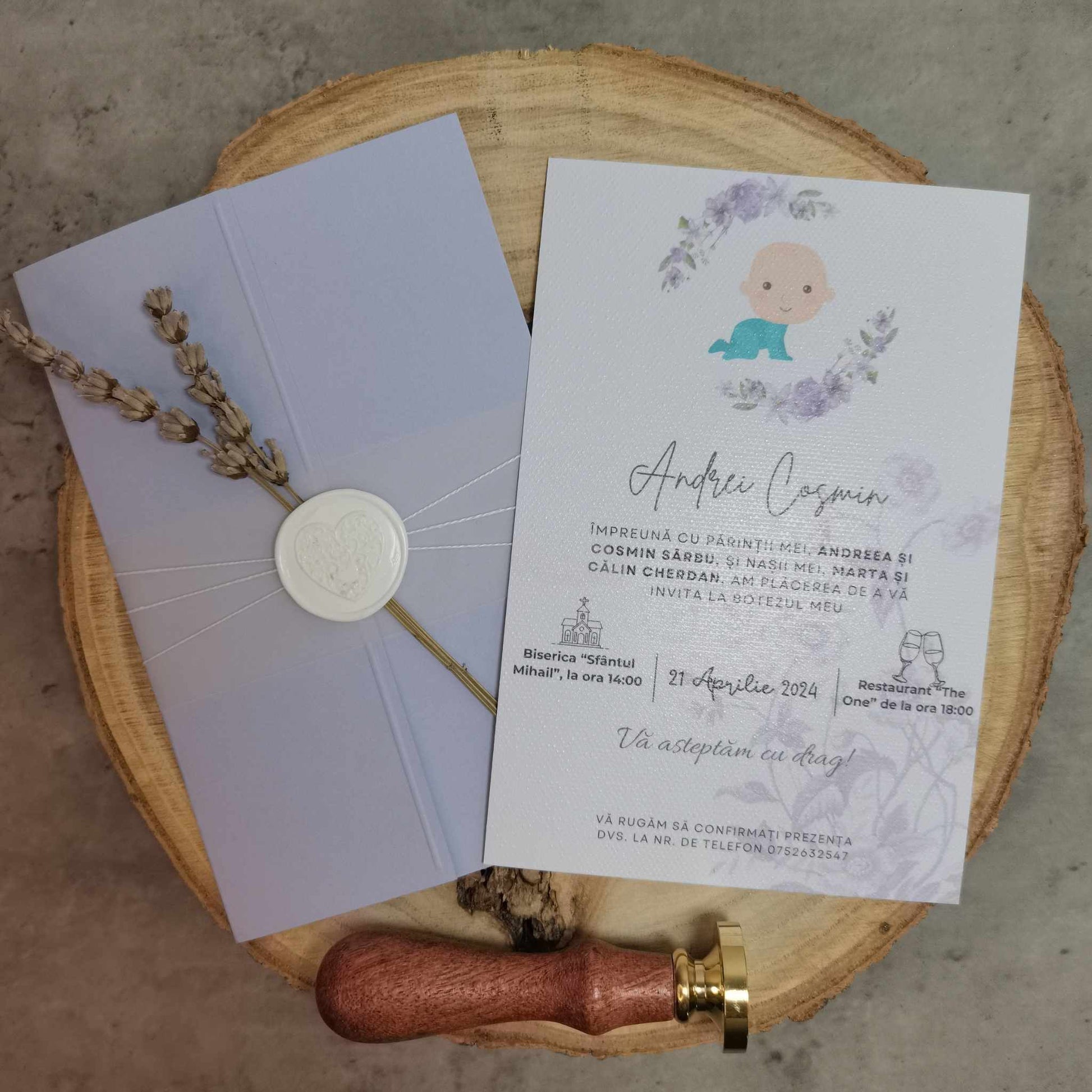 Invitatii de Botez complete, cu flori uscate de lavanda si sigiliu de ceara alb.