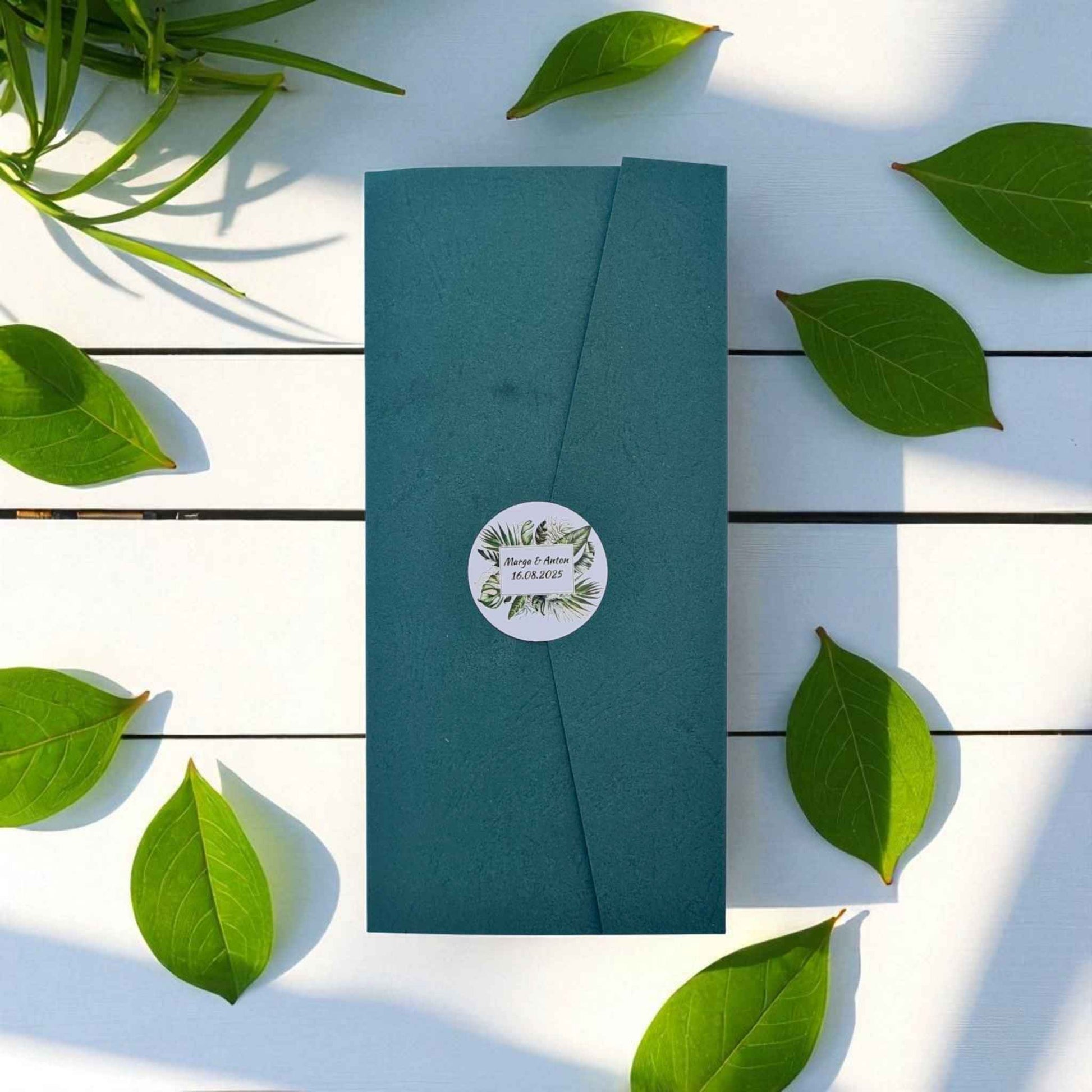 Invitatie de nunta cu plic inclus, cu textura de piele, verde smarald. Invitatii de nunta ieftine.