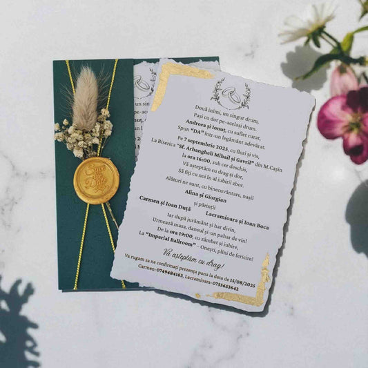 Invitatii de nunta cu foita de aur, sigiliu auriu de ceara, flori naturale si plic inclus verde smarald.