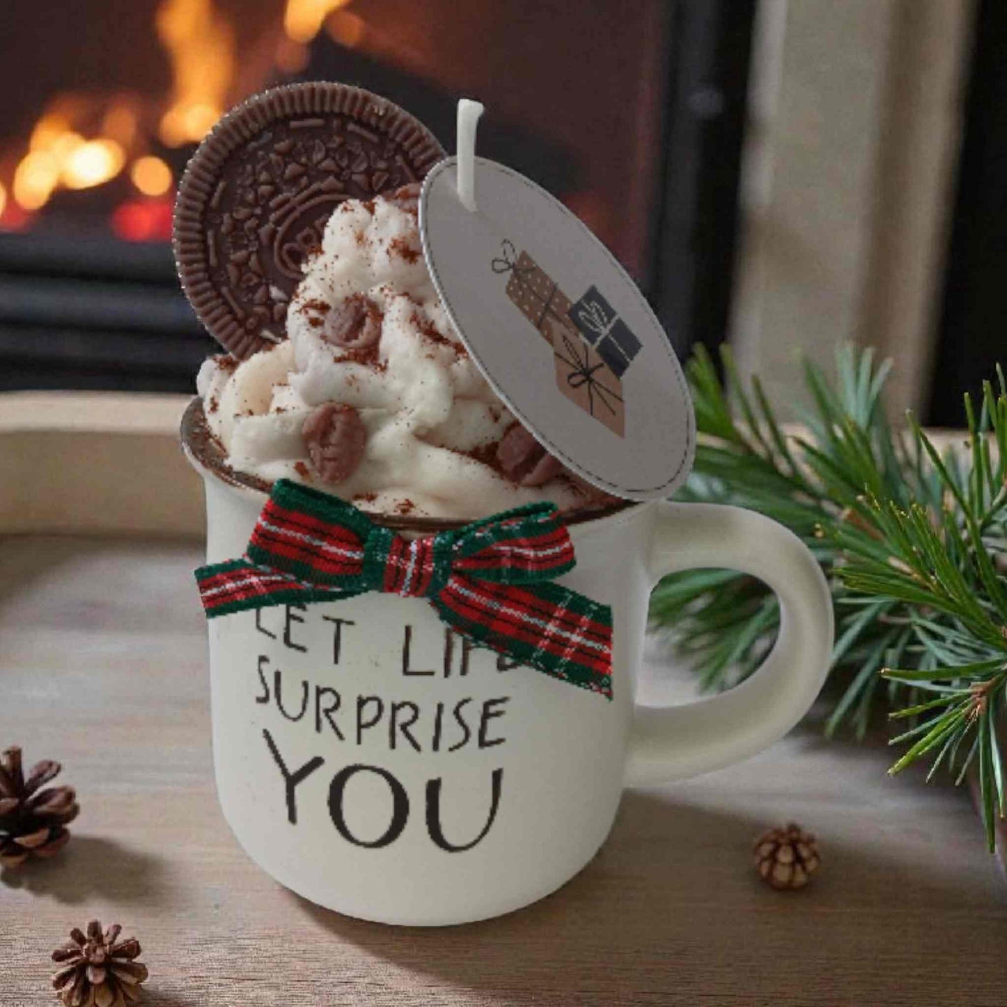 Lumanare de Craciun tip desert cu biscuite oreo din ceara naturala de soia.