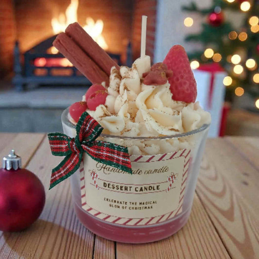 Lumanare de Craciun tip desert cu scortisoara si capsuni din ceara naturala de soia.