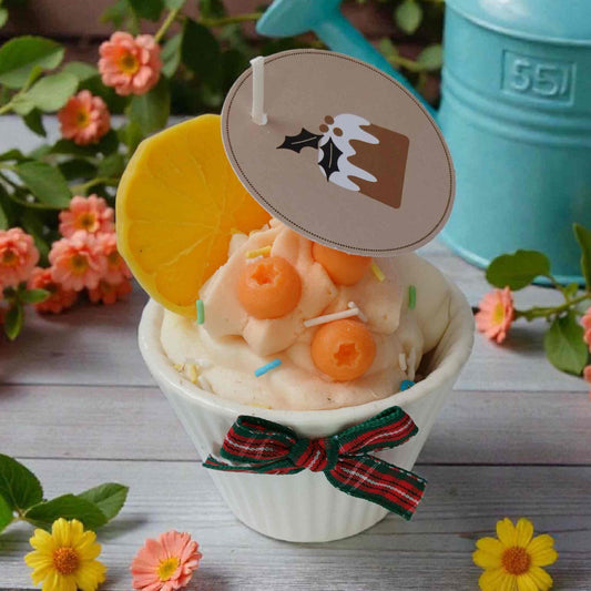 Lumanare de Craciun, parfumata, tip desert, brioasa cu portocala din ceara naturala de soia.