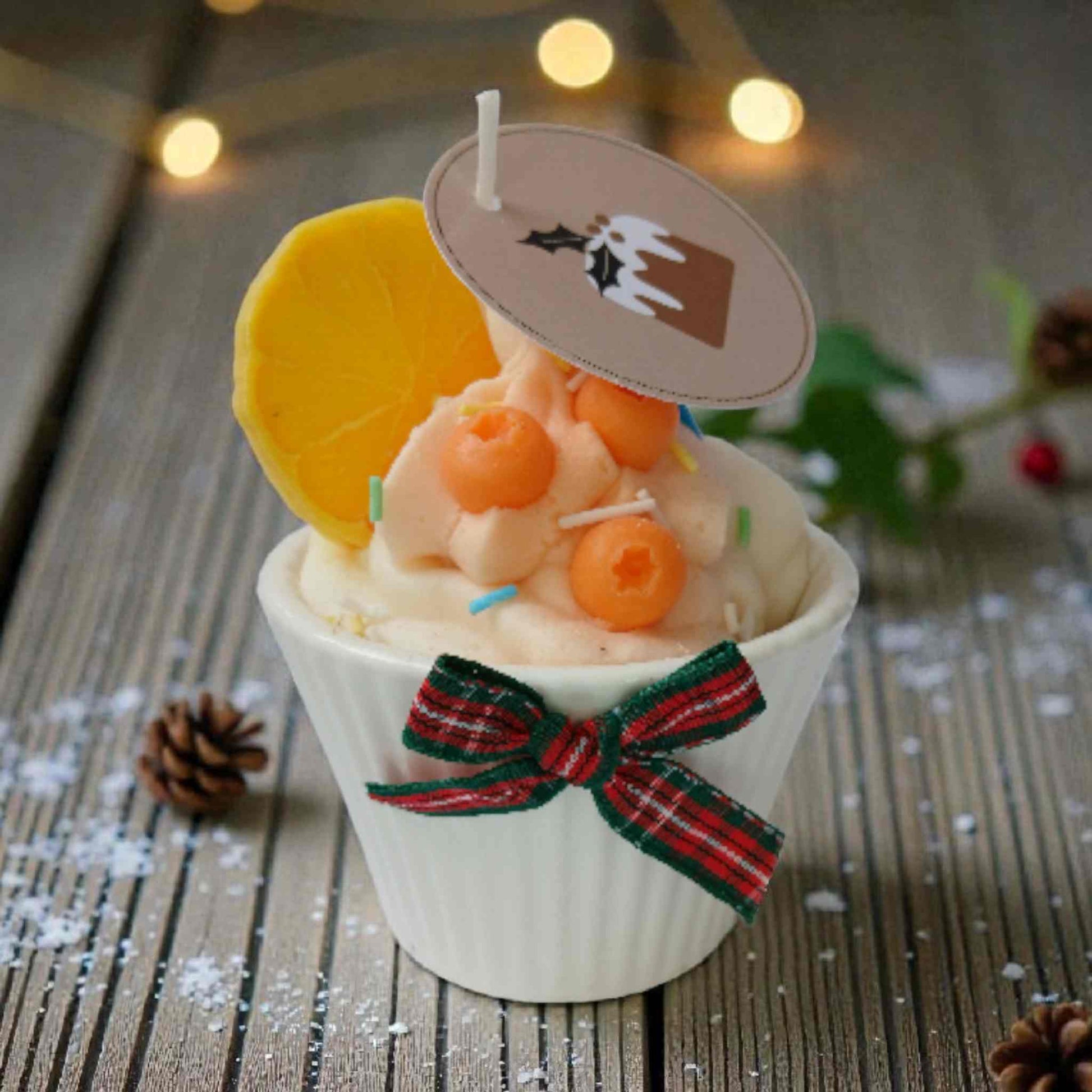 Lumnare cadou unic de Craciun, briosa cu afinute si portocala din ceara naturala de soia.