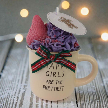 Lumanare de Craciun tip desert, parfumata, cu frisca si capsuni din ceara naturala de soia.