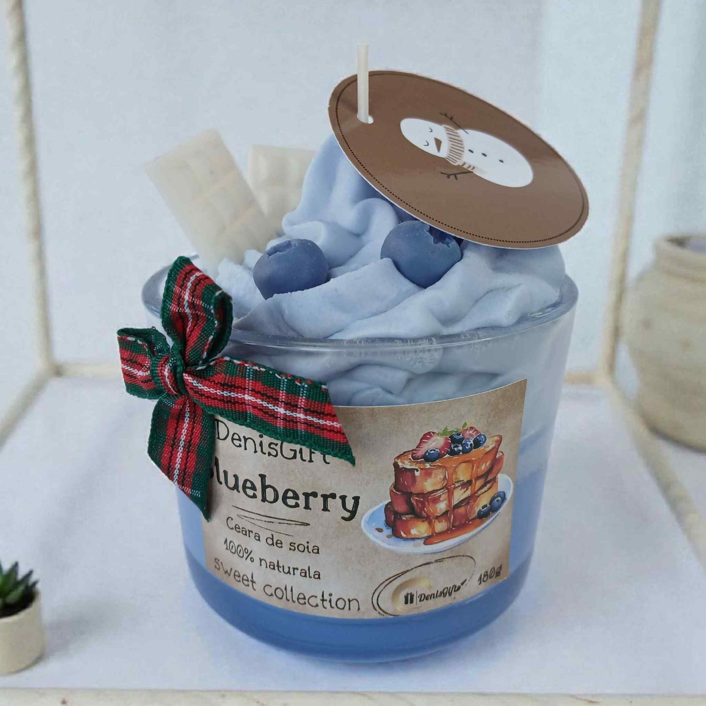 Lumanare cadou de Craciun, tip desert cu macarons, afine frisca si ciocolata alba din ceara de soia.