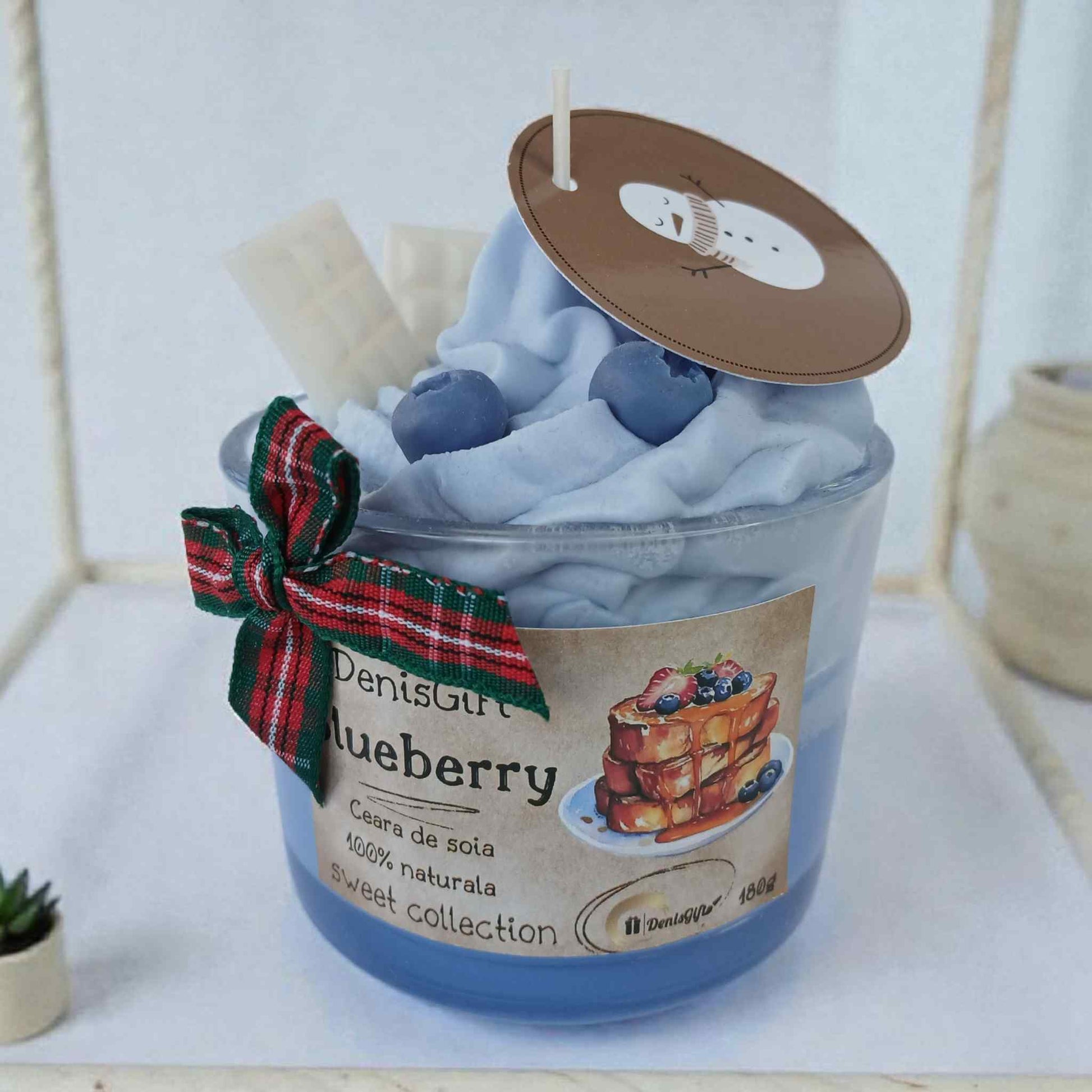 Lumanare cadou de Craciun, tip desert cu macarons, afine frisca si ciocolata alba din ceara de soia.