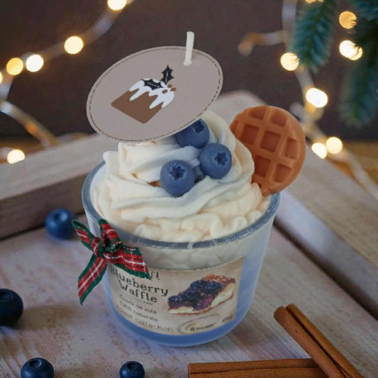 Lumanare de Craciun tip desert cu frisca si afinute din ceara naturala de soia, realizata handmade.