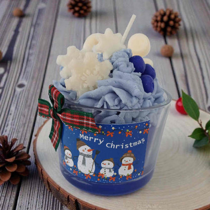 Lumanare de Craciun tip desert cu frisca, gingerbread si fulgi de zapada din ceara naturala de soia.