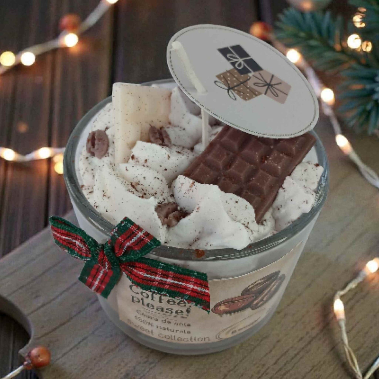 Lumanare de Craciun tip desert cu frisca si cafea din ceara naturala de soia.