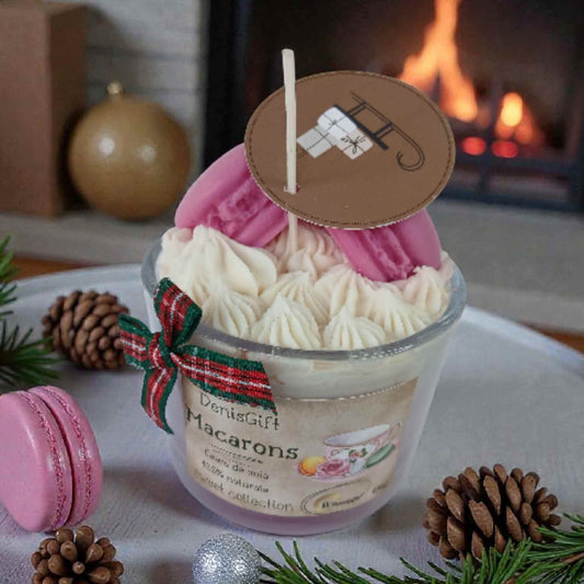 Lumanare e Craciun tip desert cu frisca si macarons roz, realizate din ceara naturala de soia.