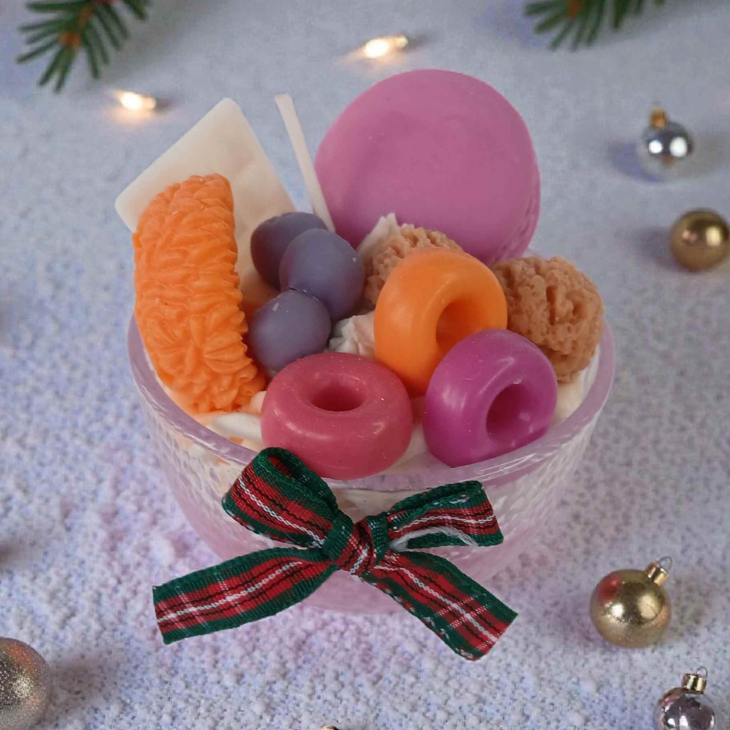 Lumanare de Craciun parfumata, tip desert, mini tarta fructata din ceara naturala de soia, realizata handmade.