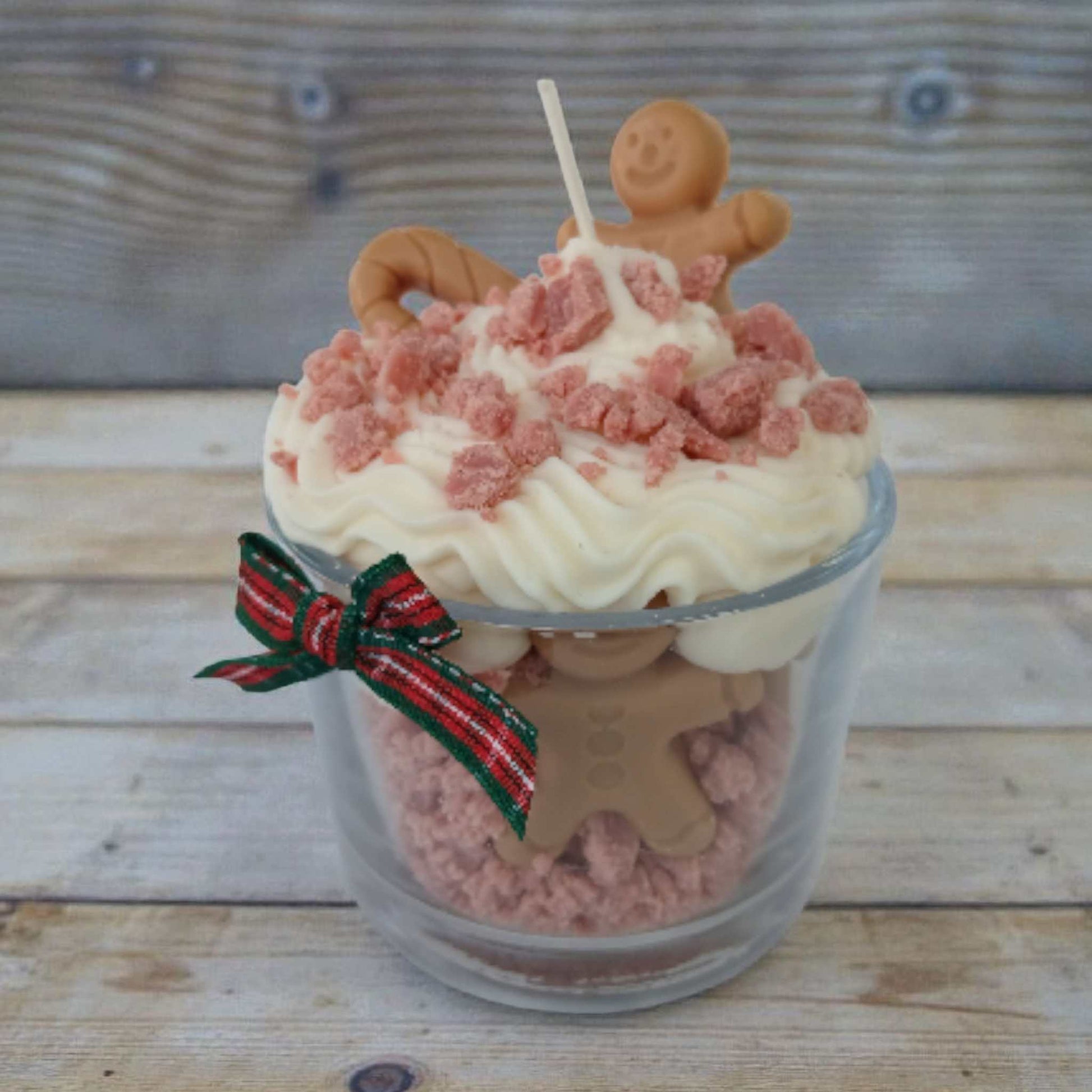 Lumanare de Craciun tip desert cu frisca, gingerbread si crumble din ceara naturala de soia.