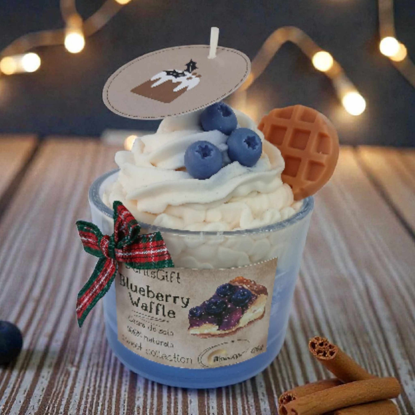 Lumanari cadou de Craciun, tip desert cu frisca, waffle, afinute realizate manual.