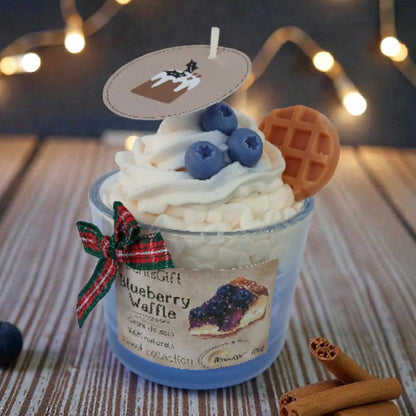 Lumanari cadou de Craciun, tip desert cu frisca, waffle, afinute realizate manual.